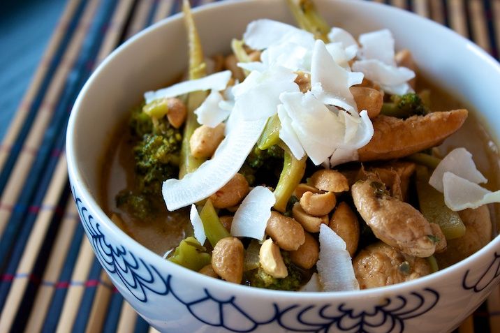 Kokossuppe med kylling, broccoli og rød karry
