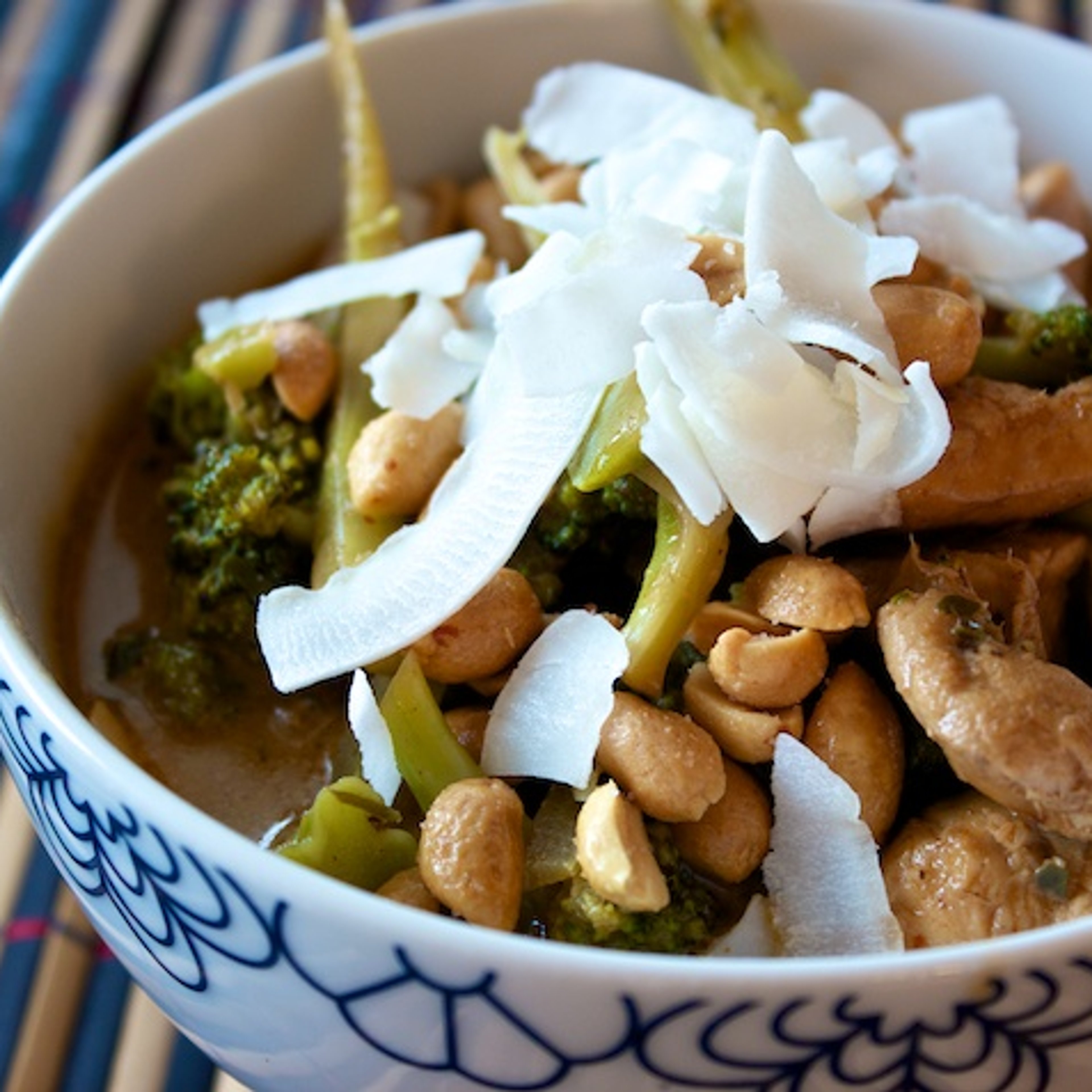Kokossuppe med kylling, broccoli og rød karry