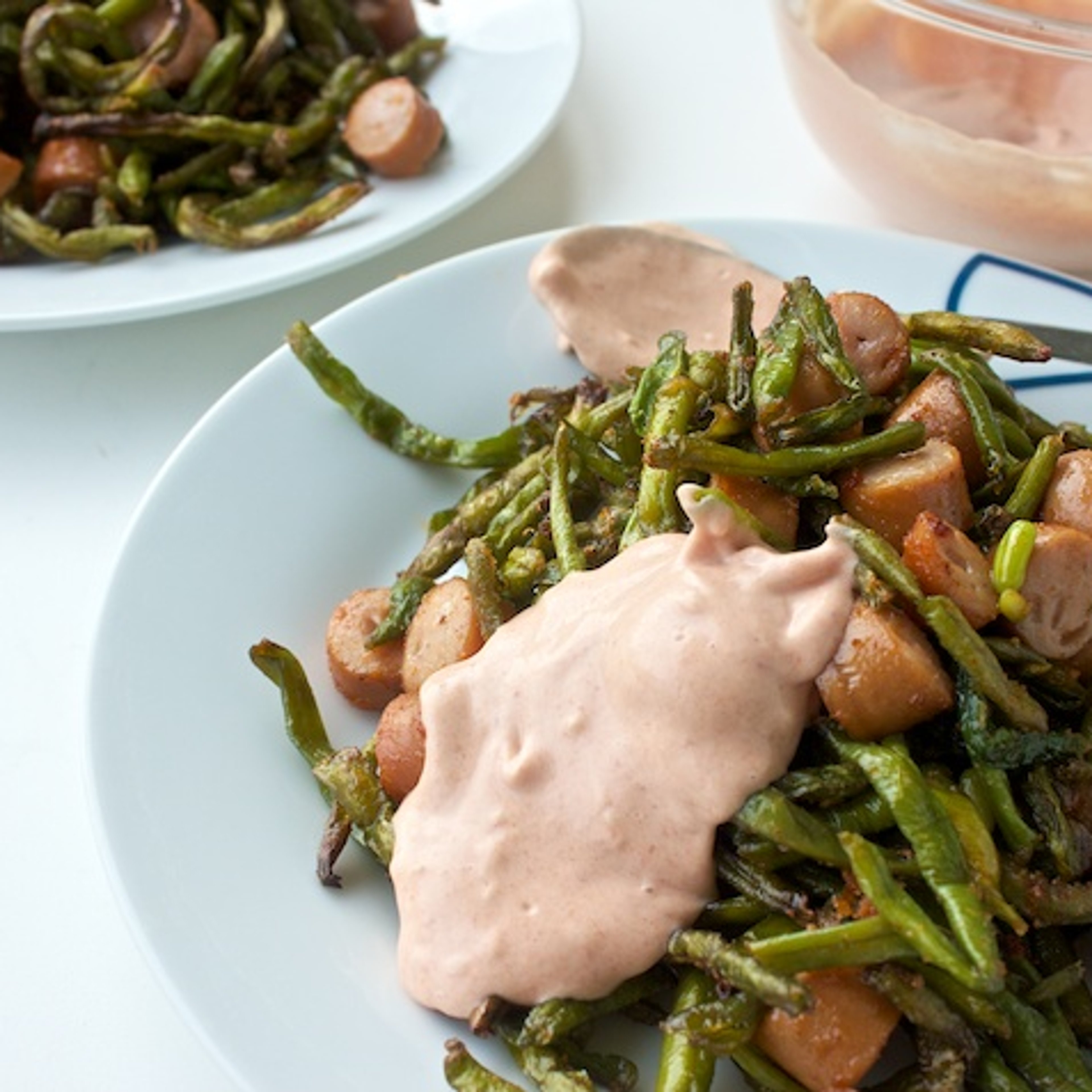Pølsemix med bønnefritter og tomatmayo