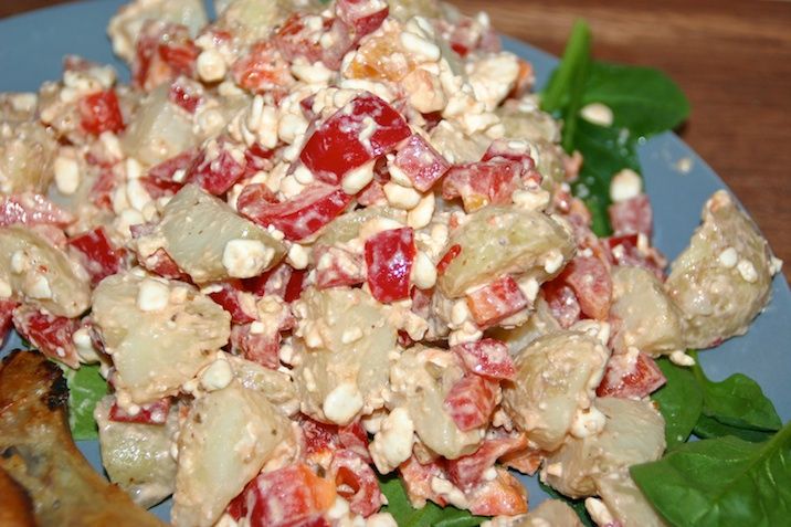 Saltede kyllingelår og kartoffelsalat med hytteost og peberfrugt