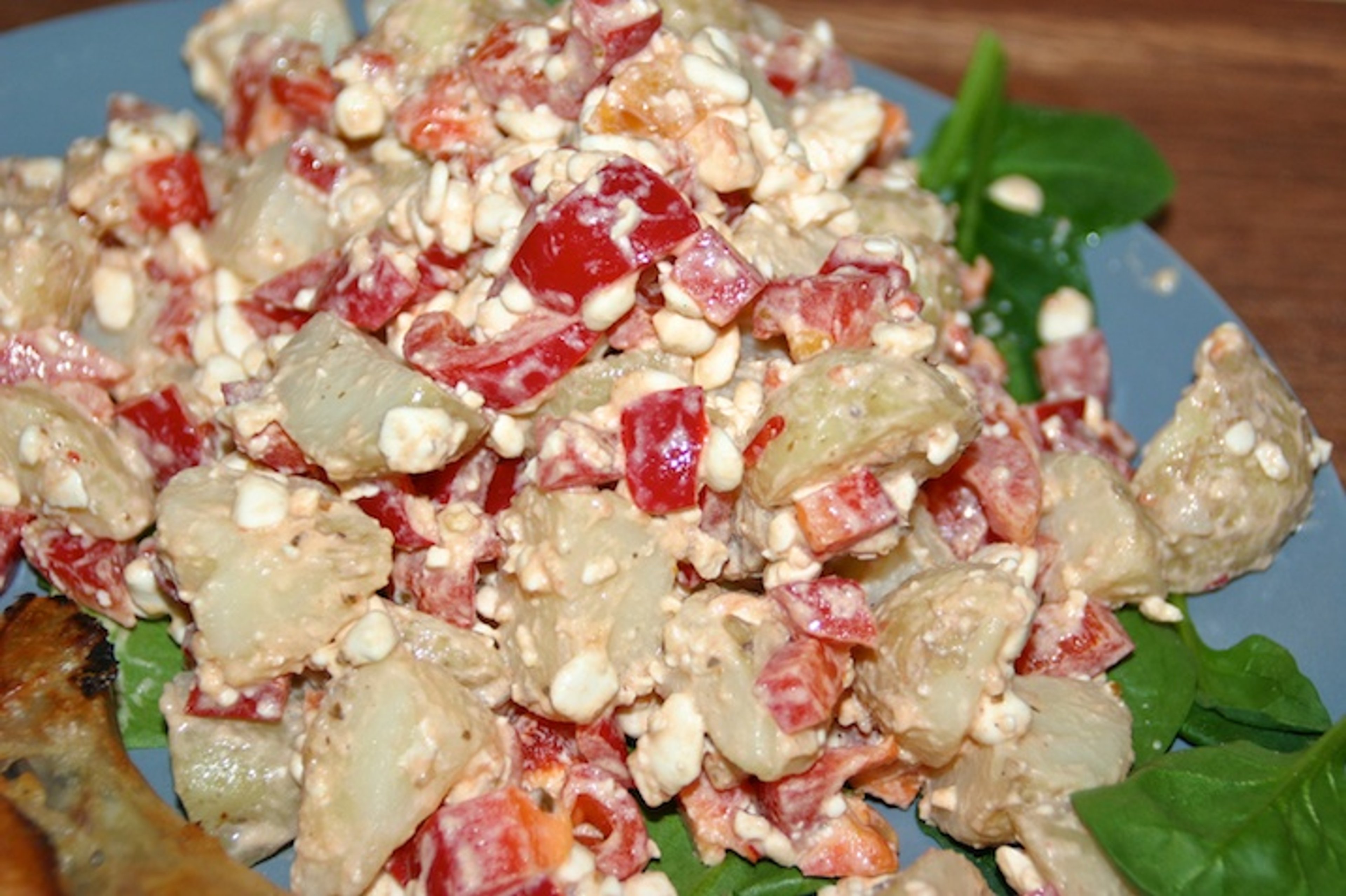 Saltede kyllingelår og kartoffelsalat med hytteost og peberfrugt