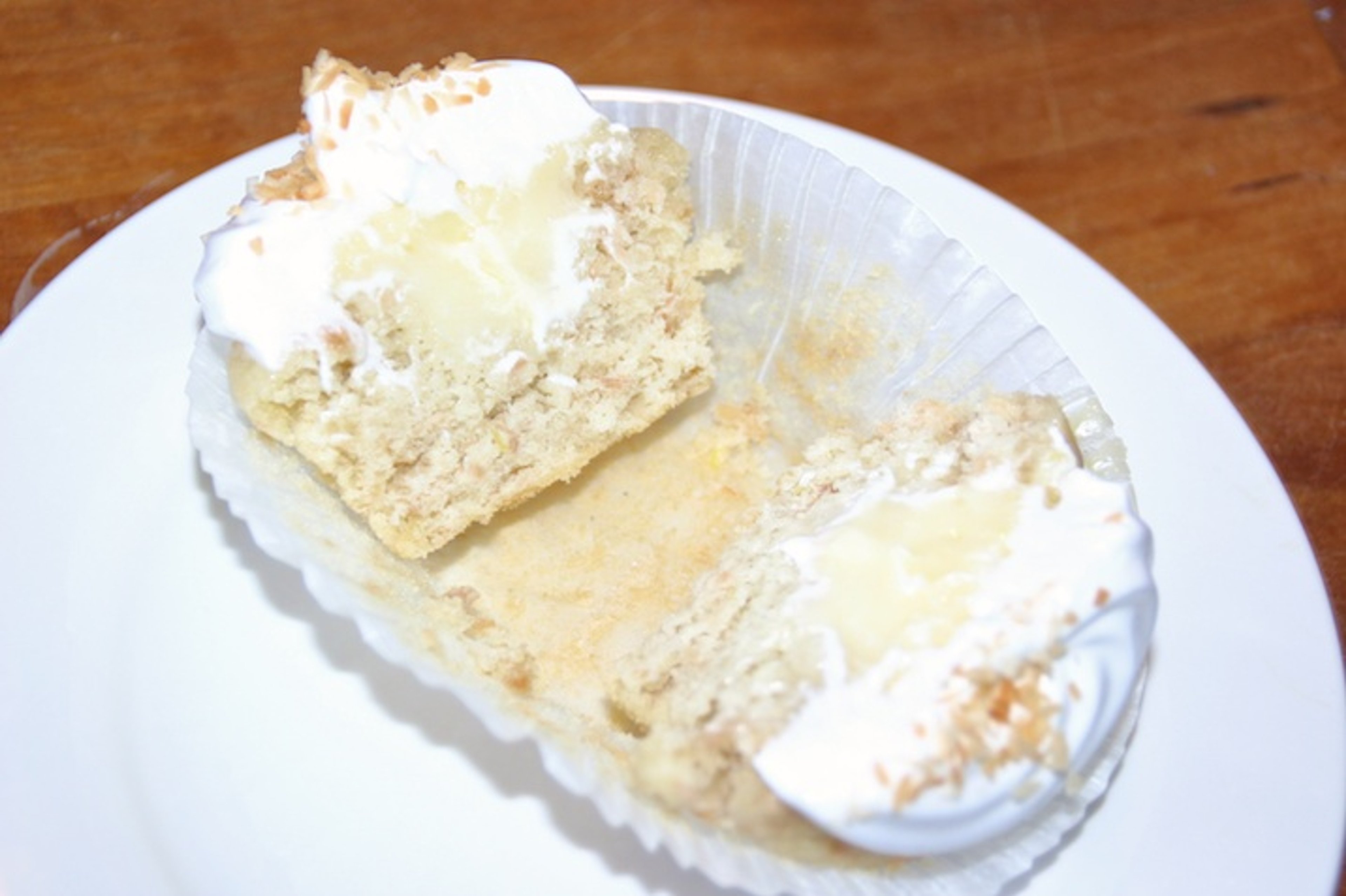 Citronfyldte kokoscupcakes med guf