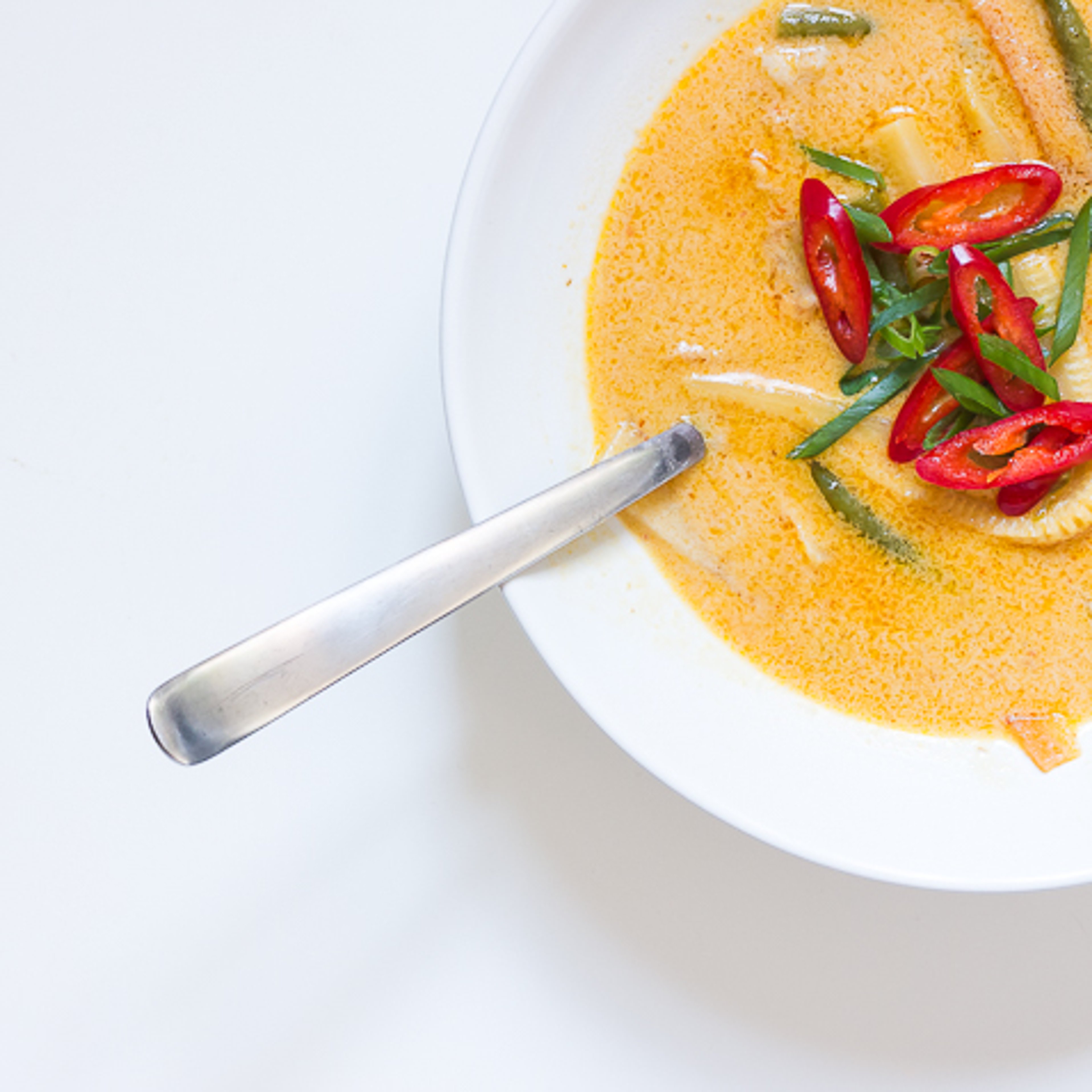 Bedre spicy thaisuppe med rød karry, kokos og rejer