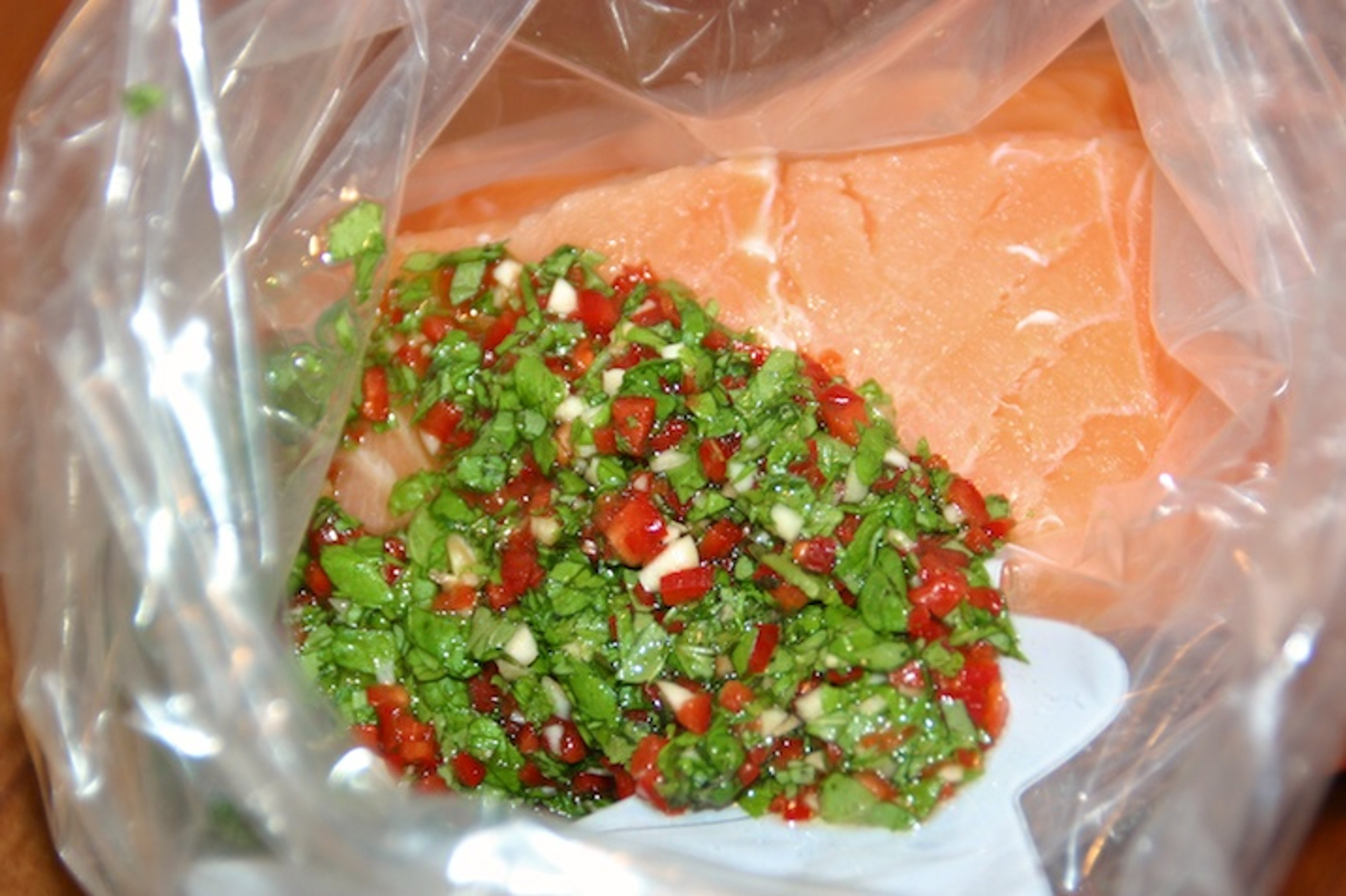 Chilimarineret laks med bønnesalat og tzatziki