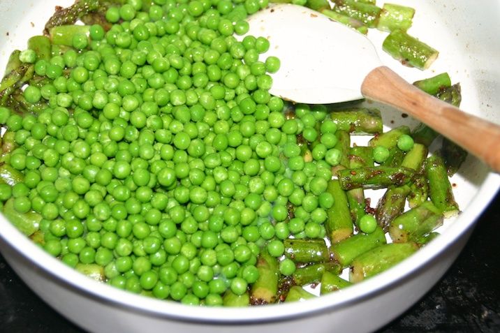 Speltkerner med grønne asparges, ærter, rejer og citron