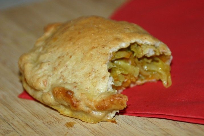 Grove pirogger med krydret kylling, gulerødder og spidskål