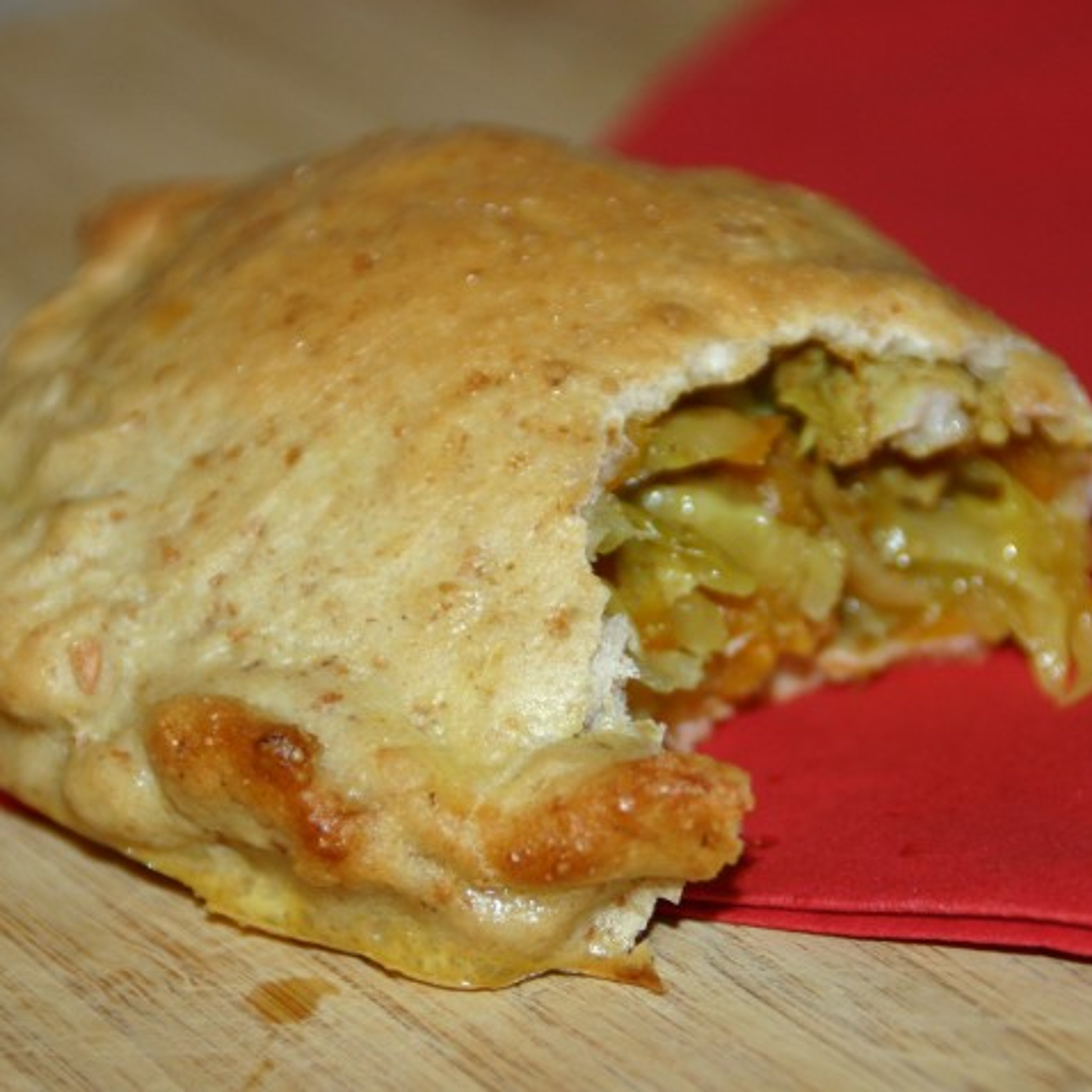 Grove pirogger med krydret kylling, gulerødder og spidskål