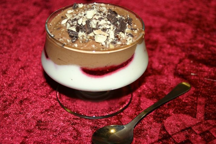 Tofarvet chokolademousse med hindbærsirup og hasselnødder