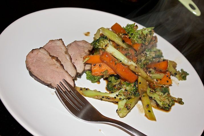 Andebryst og grøntsager med sesam, soja og sirup