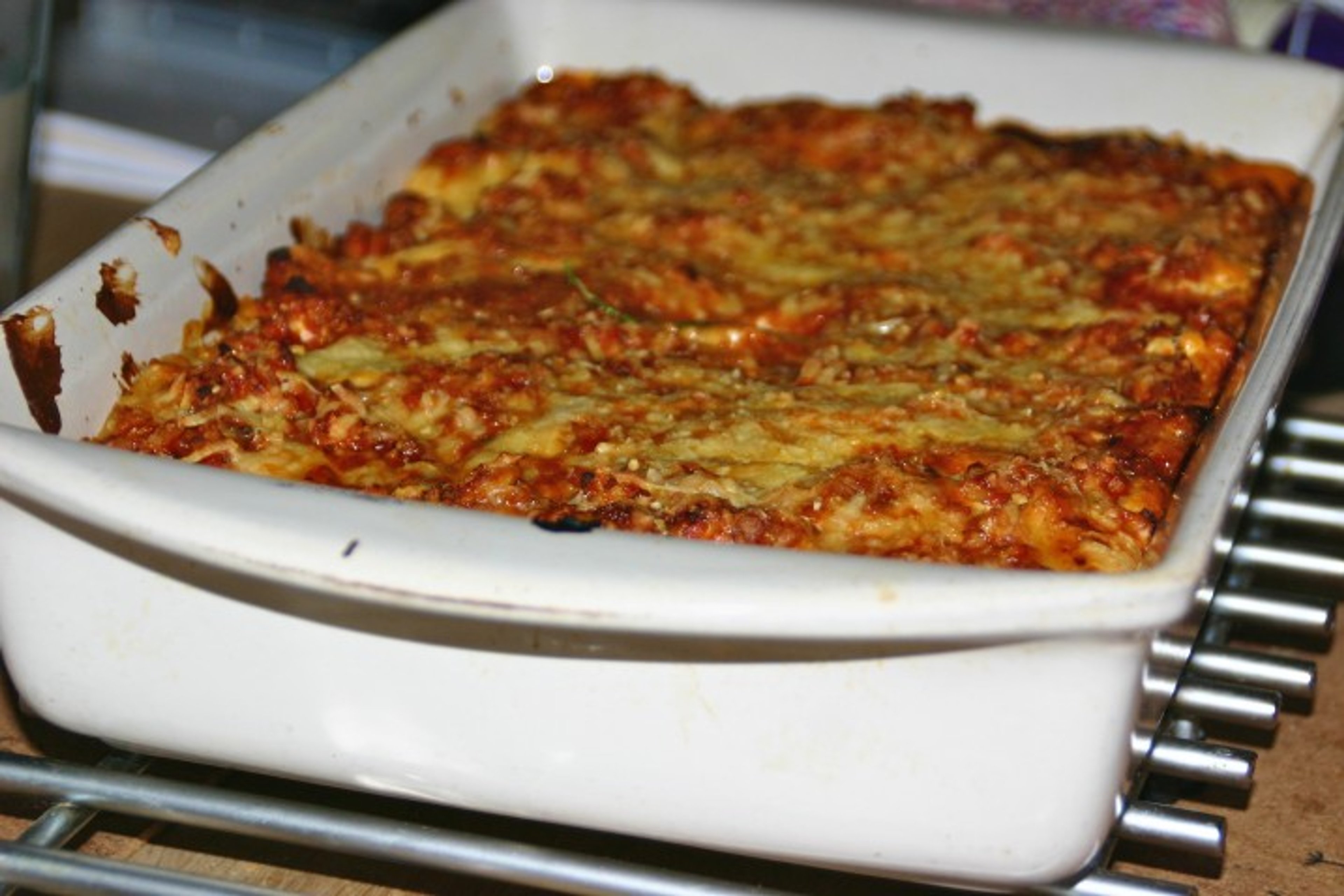 Kyllinge- og ostelasagne med spidskålsråkost