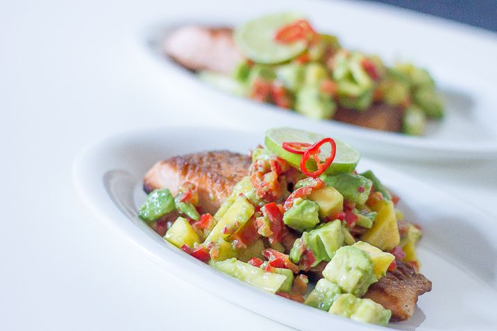 Laks med avocado- og mangosalsa