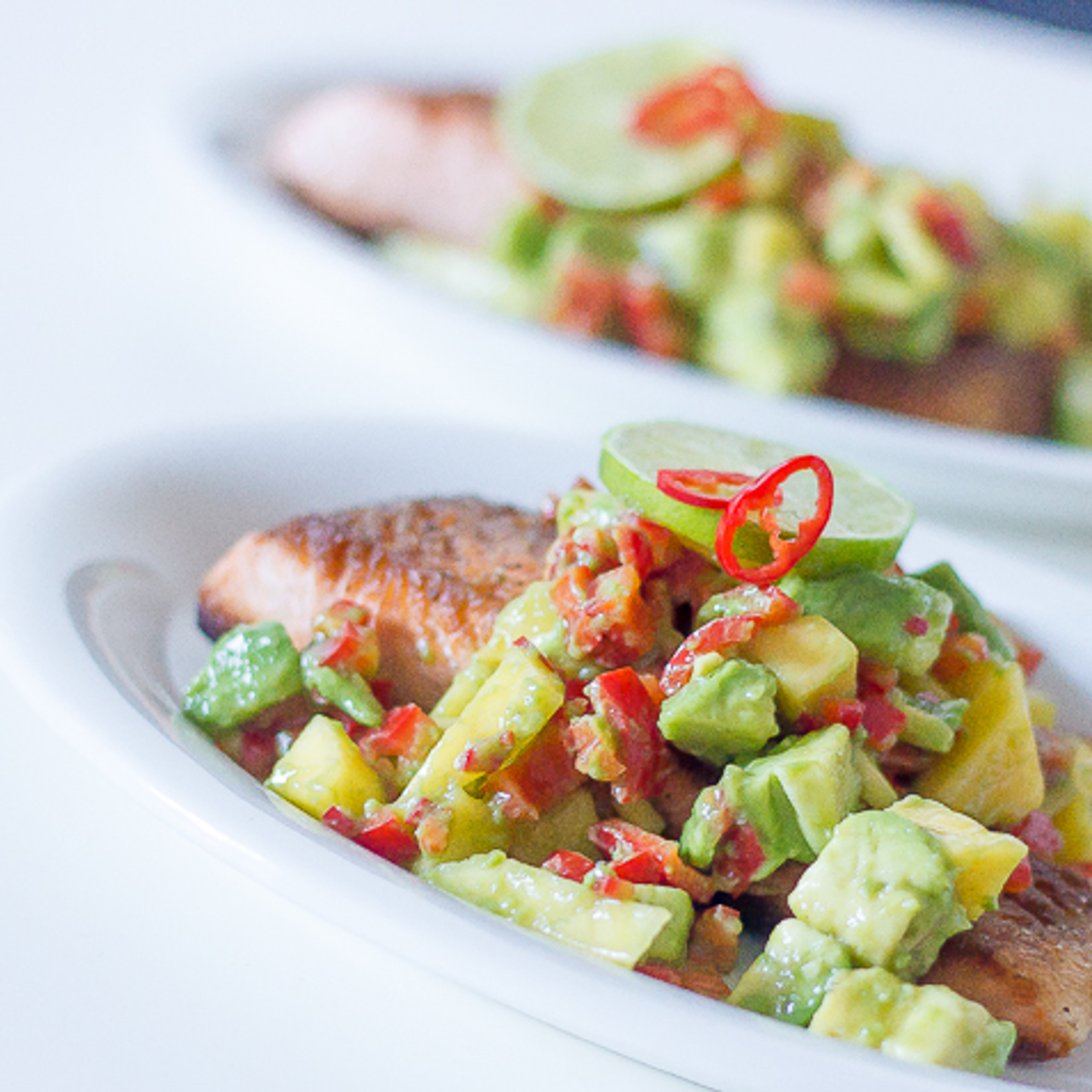 Laks med avocado- og mangosalsa