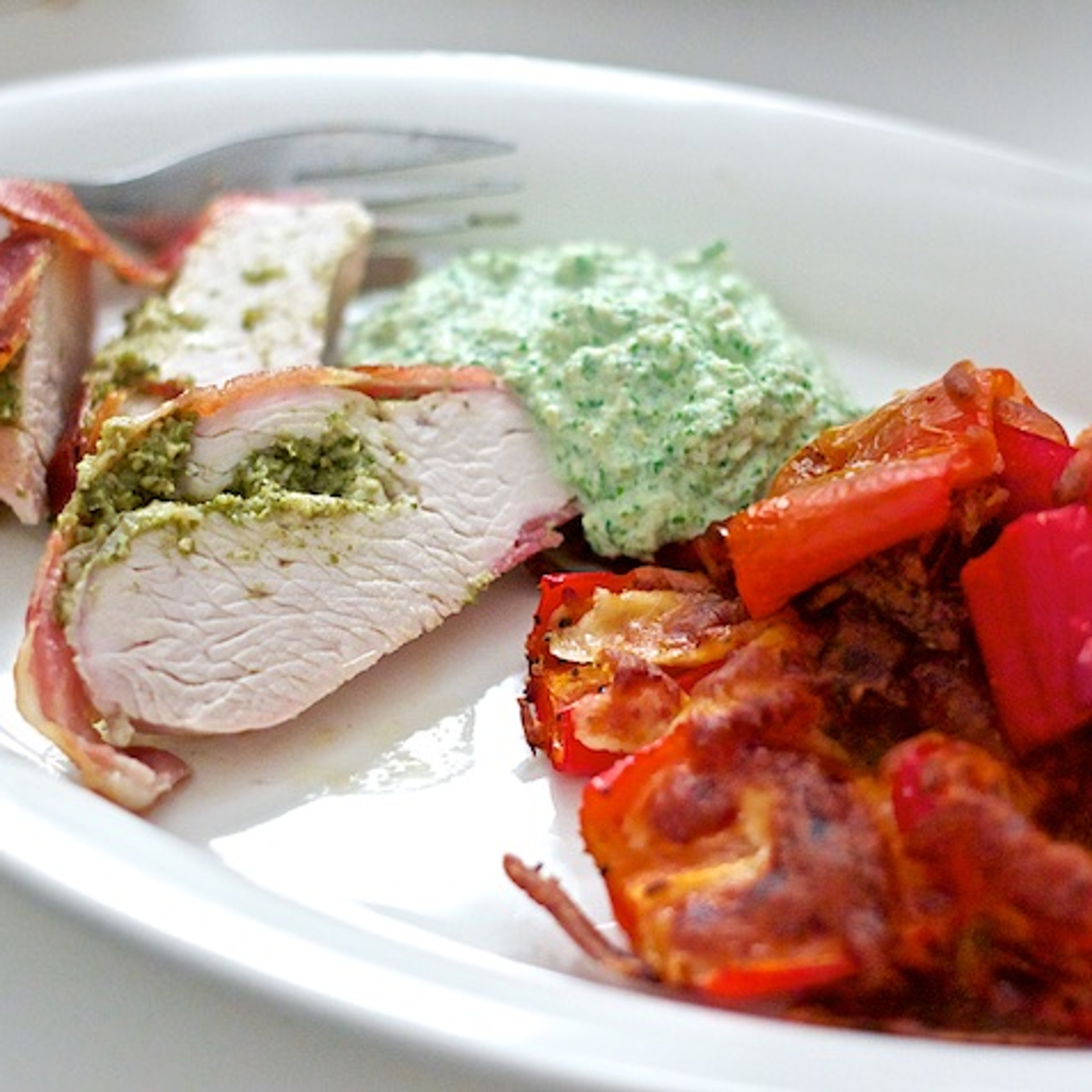 Kalkunbryst med kalkun og bacon, gratinerede peberfrugter og artiskokdip med spinat