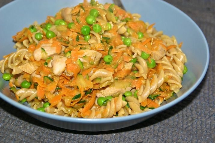 Orientalsk kyllingeret med gulerod, squash, ærter og pasta