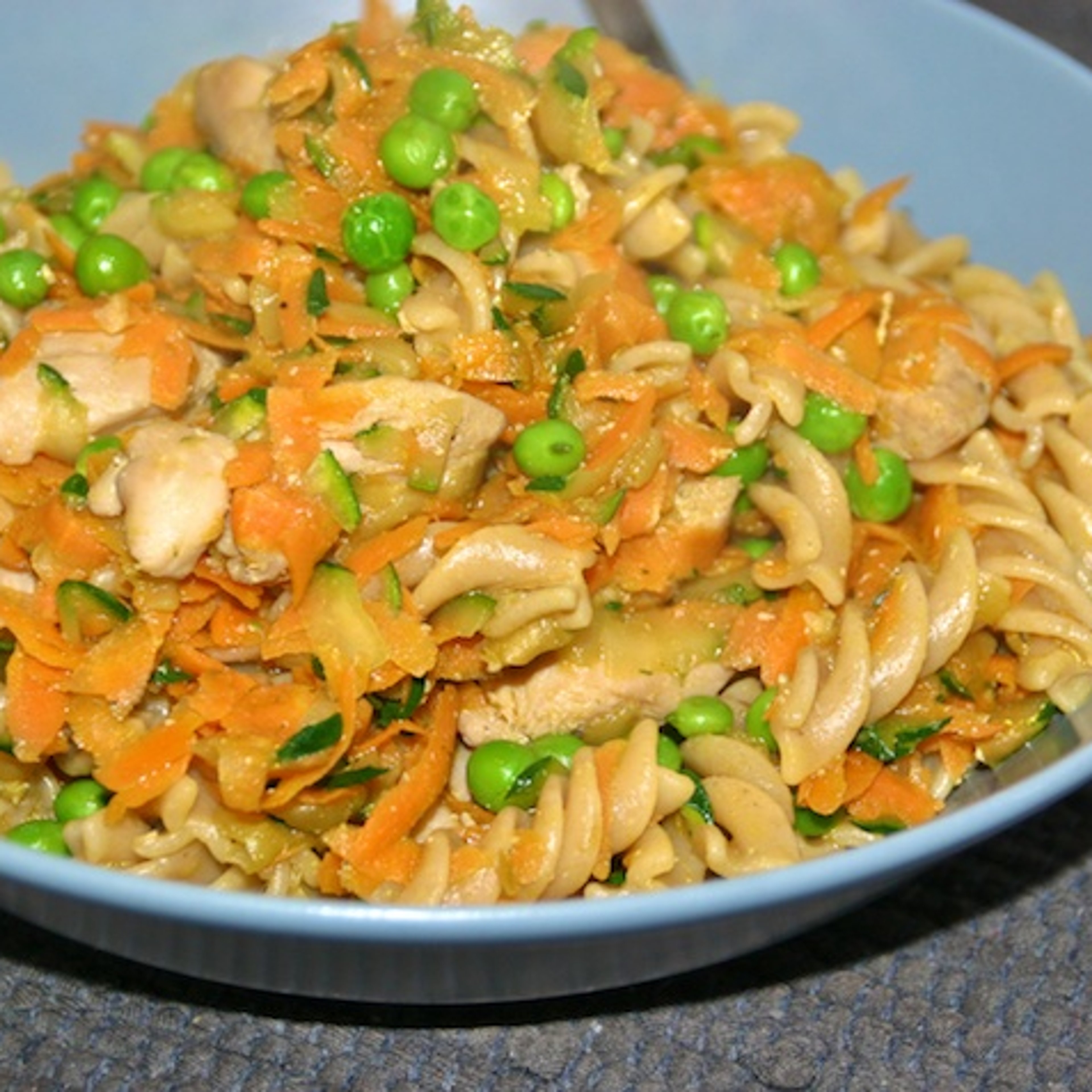 Orientalsk kyllingeret med gulerod, squash, ærter og pasta