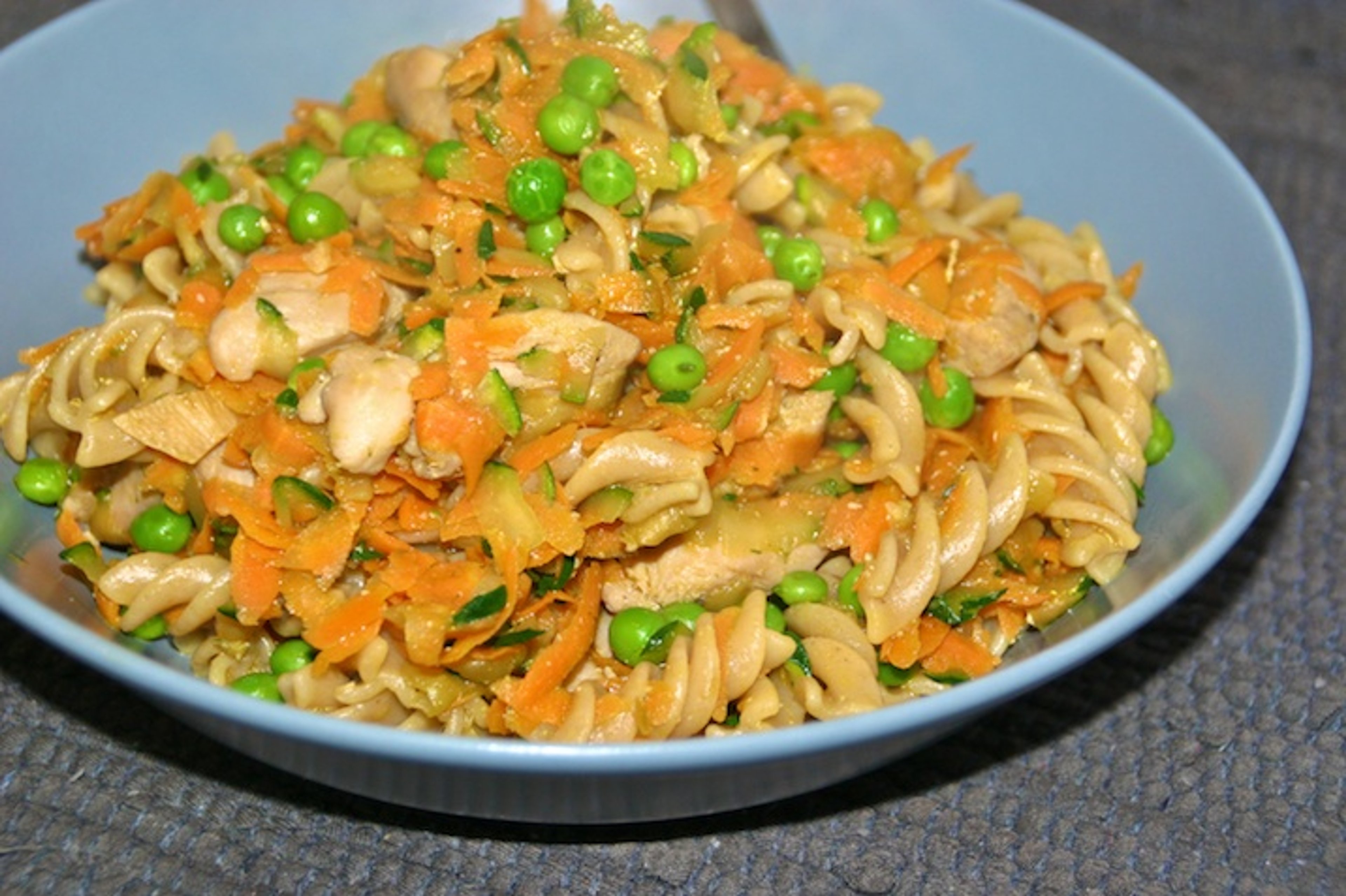 Orientalsk kyllingeret med gulerod, squash, ærter og pasta