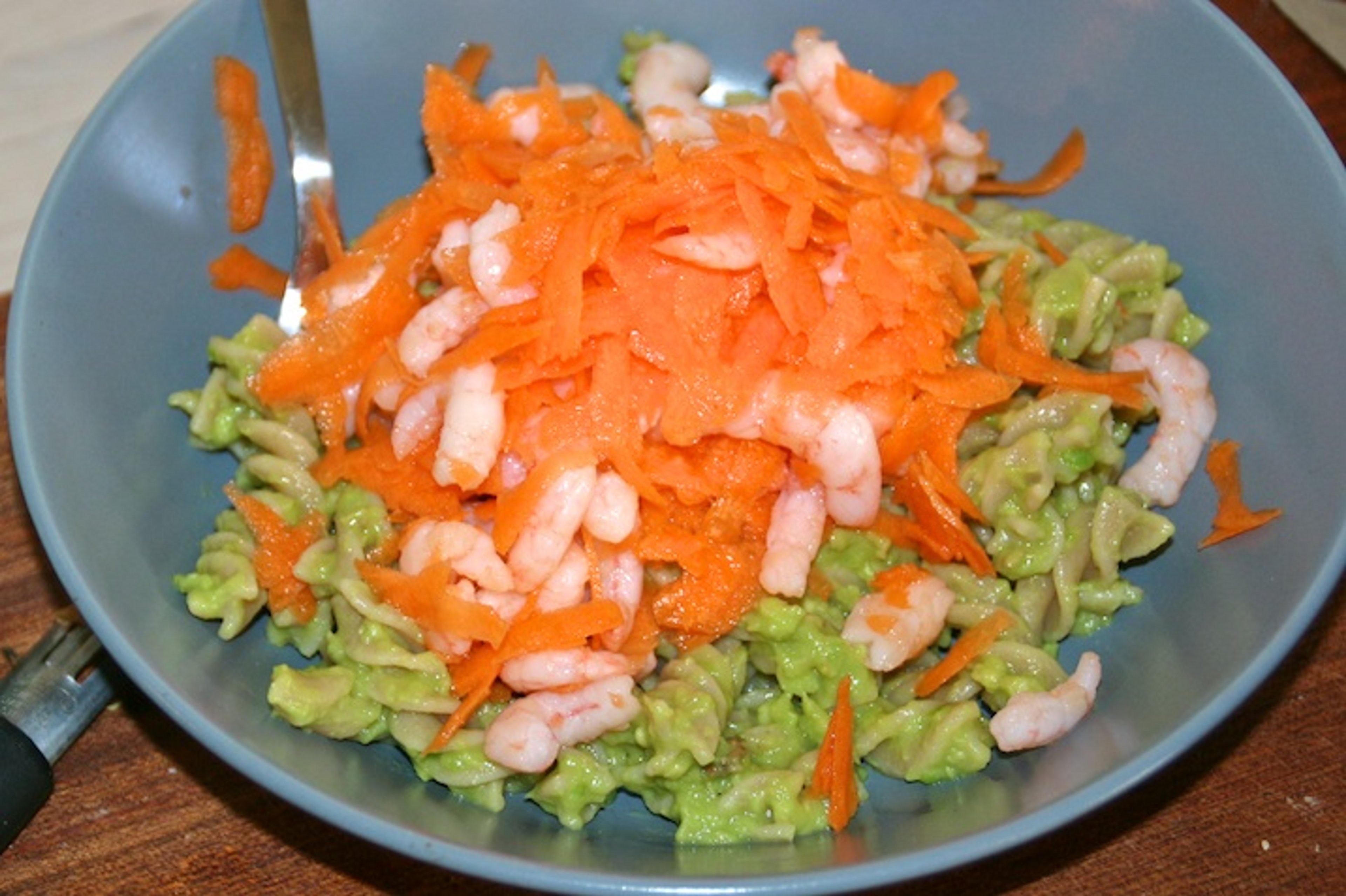 Avocadopasta med rejer og gulerod