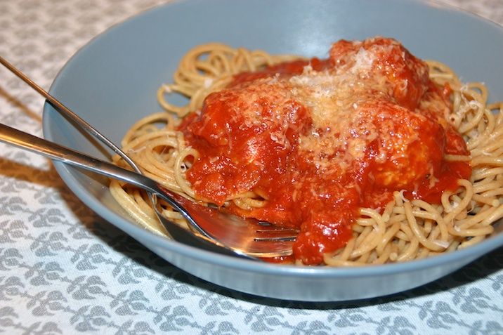 Spaghetti med kyllingekødboller i tomatsauce