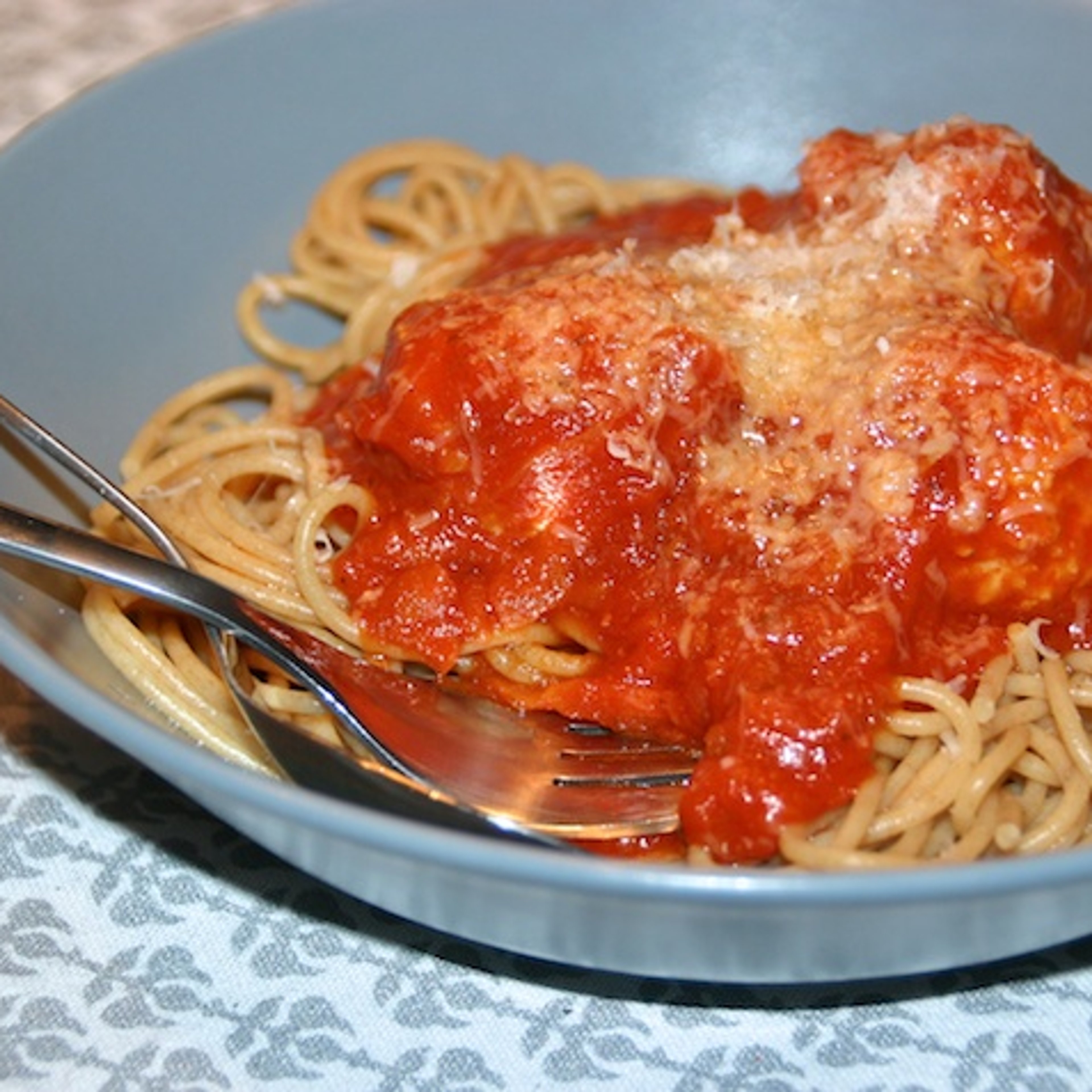Spaghetti med kyllingekødboller i tomatsauce
