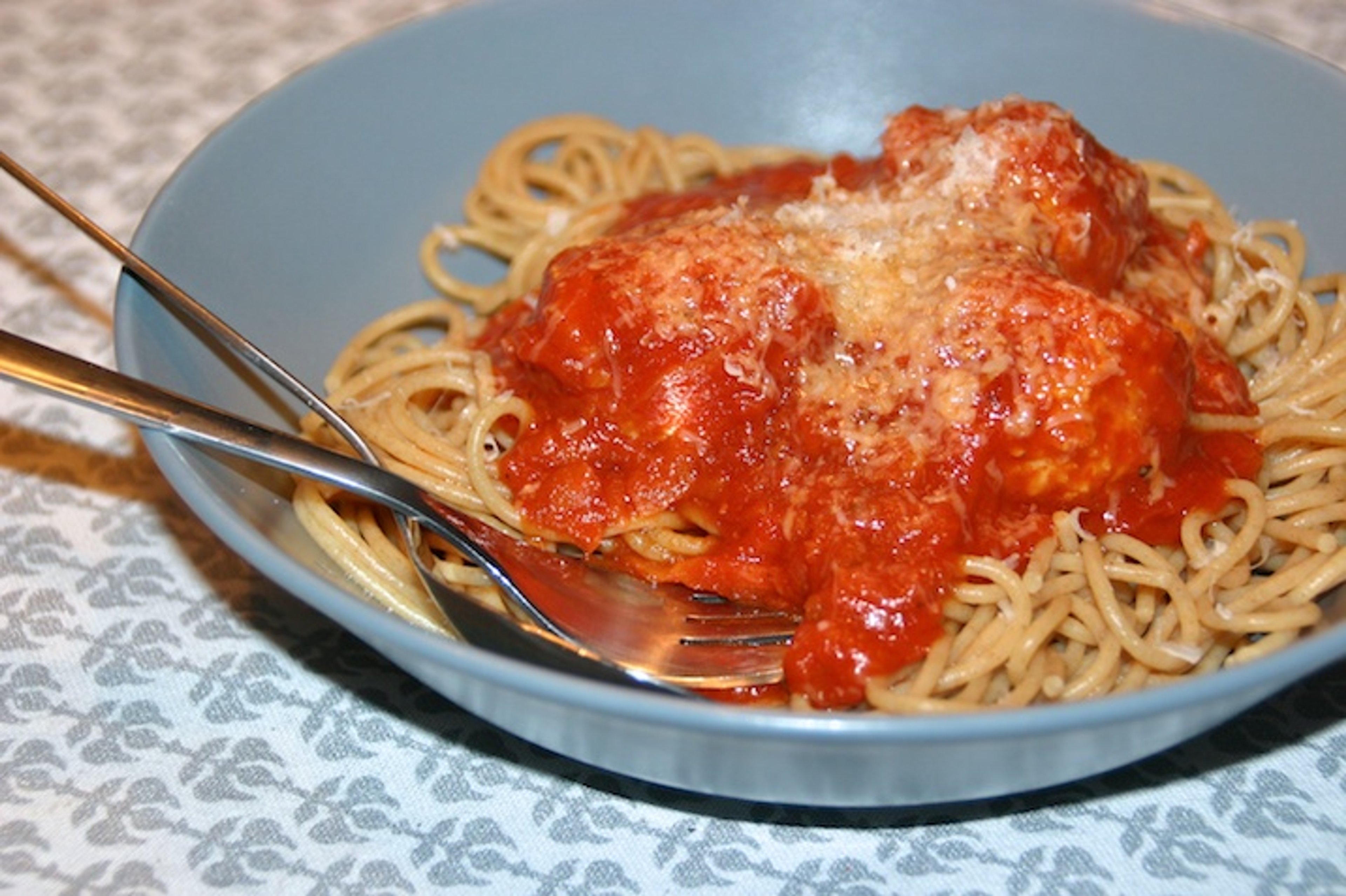 Spaghetti med kyllingekødboller i tomatsauce