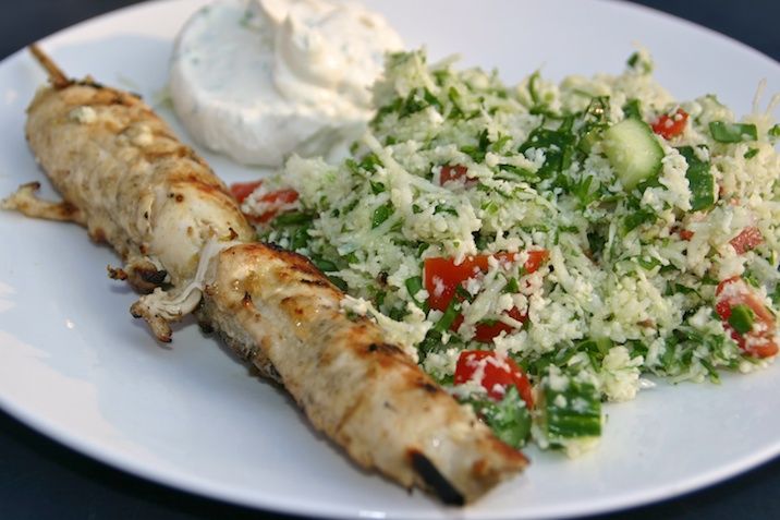 Citron- og ingefærkylling med blomkålstabouleh og yoghurtcreme med tahin