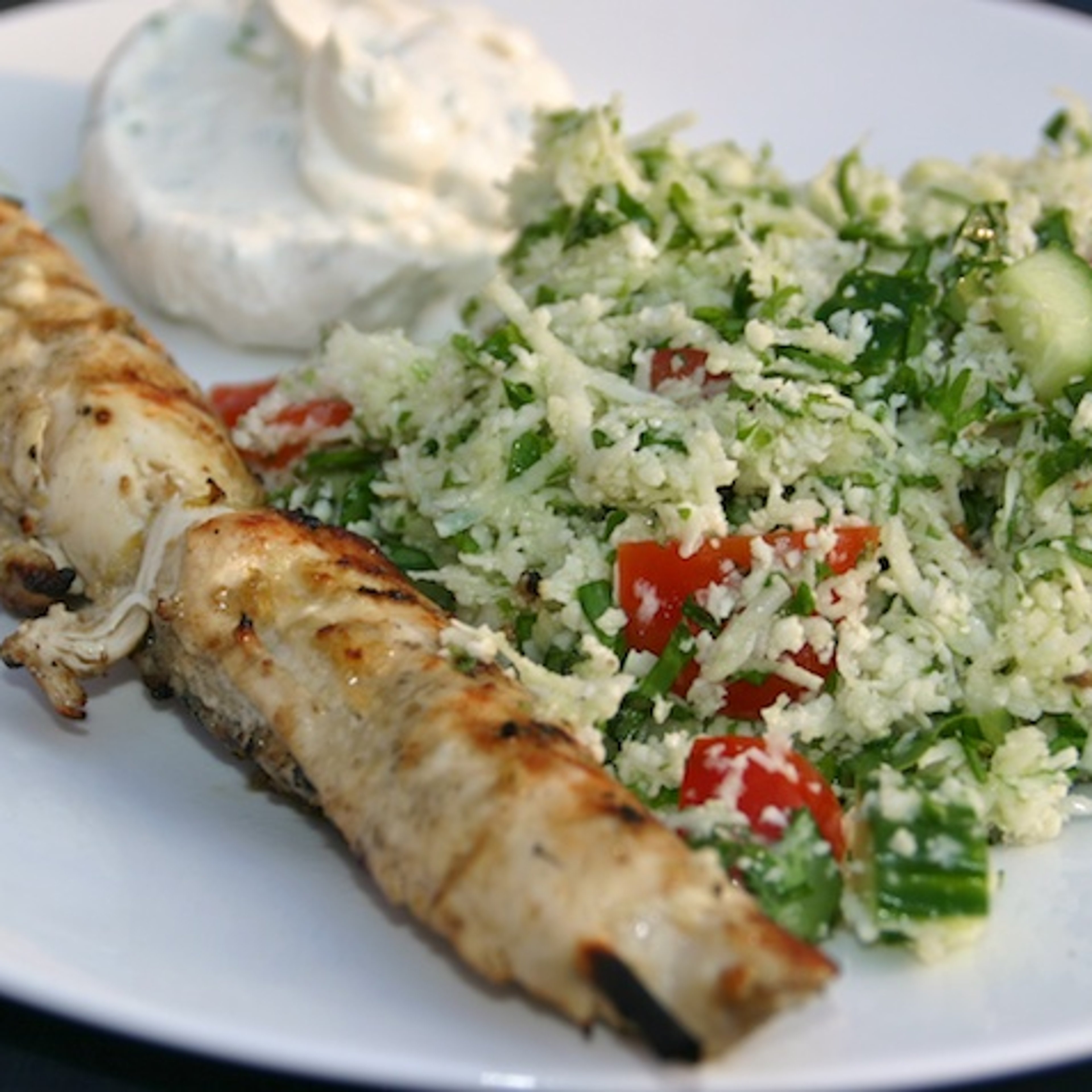 Citron- og ingefærkylling med blomkålstabouleh og yoghurtcreme med tahin