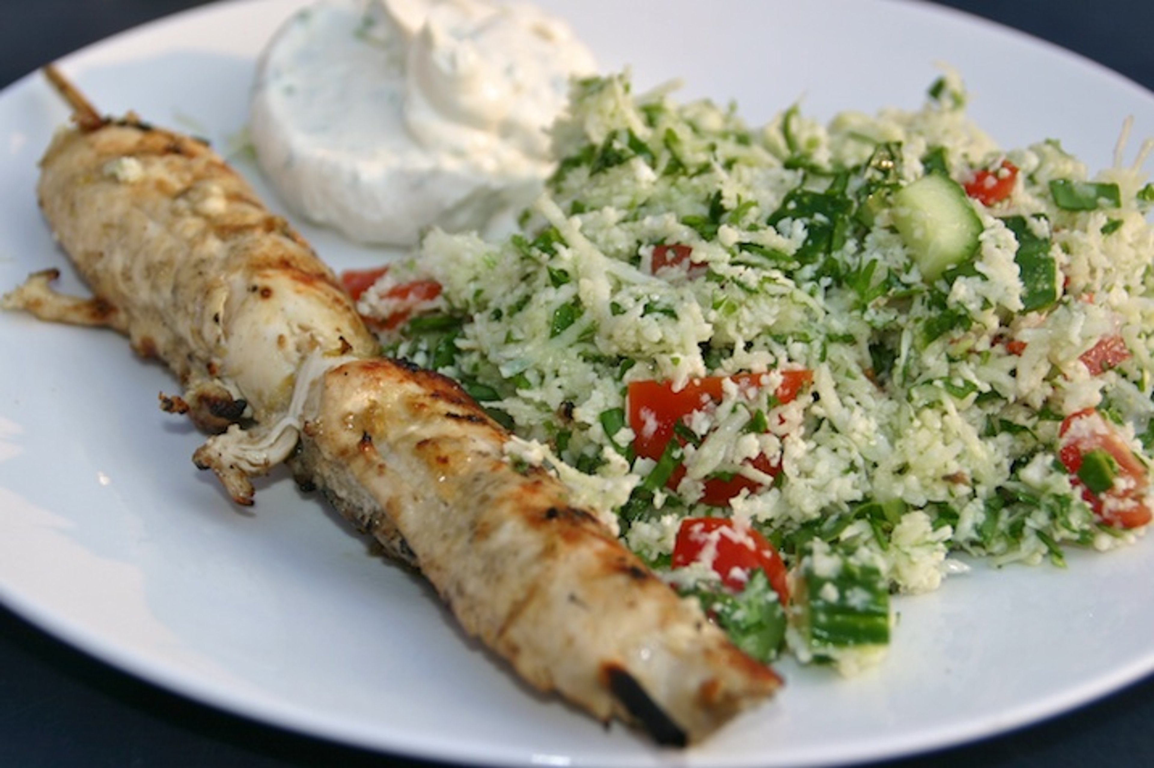 Citron- og ingefærkylling med blomkålstabouleh og yoghurtcreme med tahin