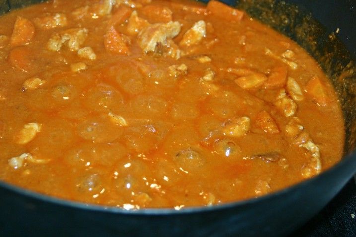 Kylling i peanutbuttersauce med rødkålssalat