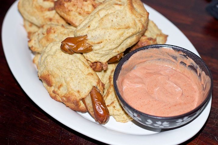 Pølsehorn i blomkålsbrød