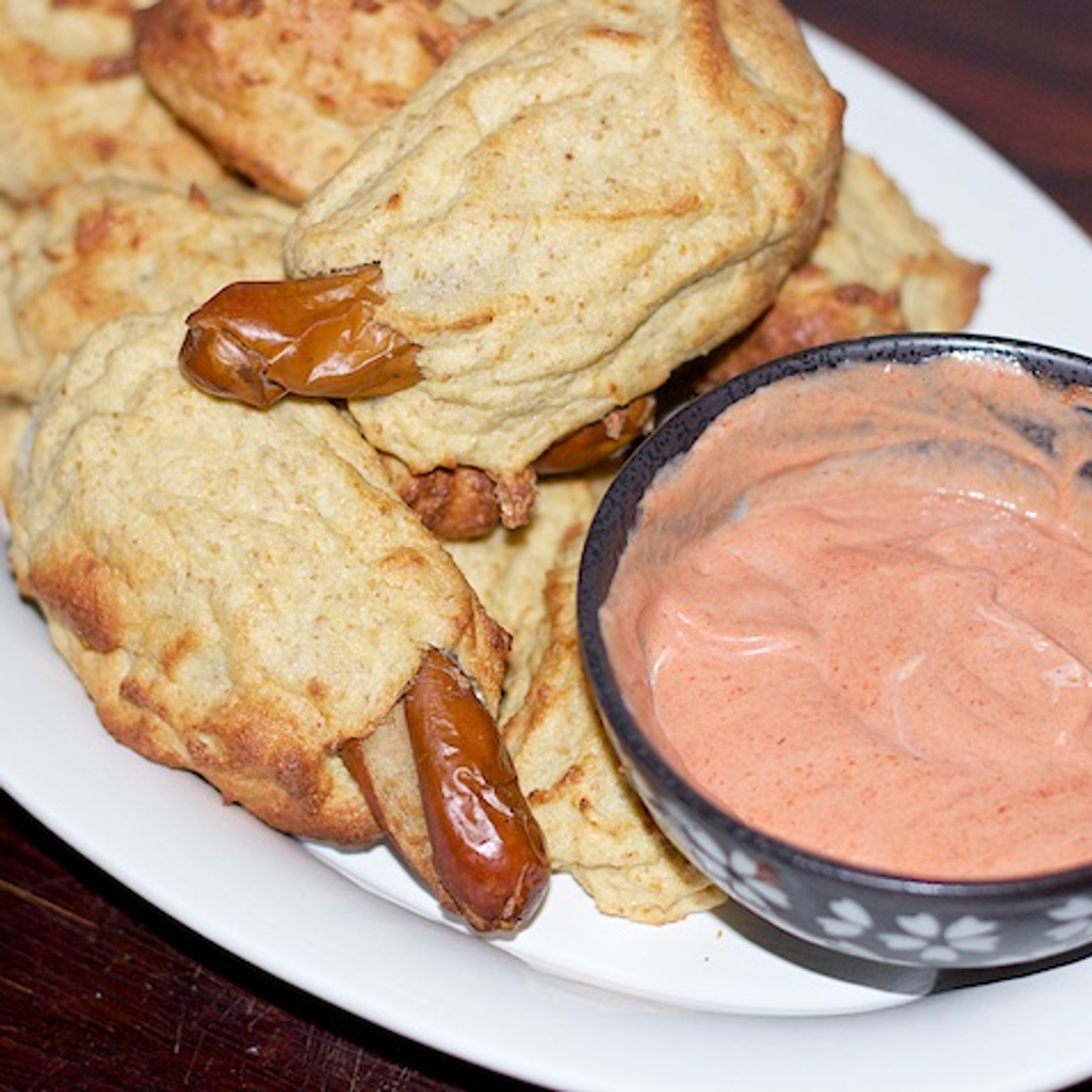 Pølsehorn i blomkålsbrød