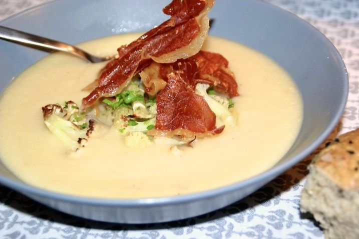 Jordskokkesuppe med ristede blomkålsbuketter og sprød skinke