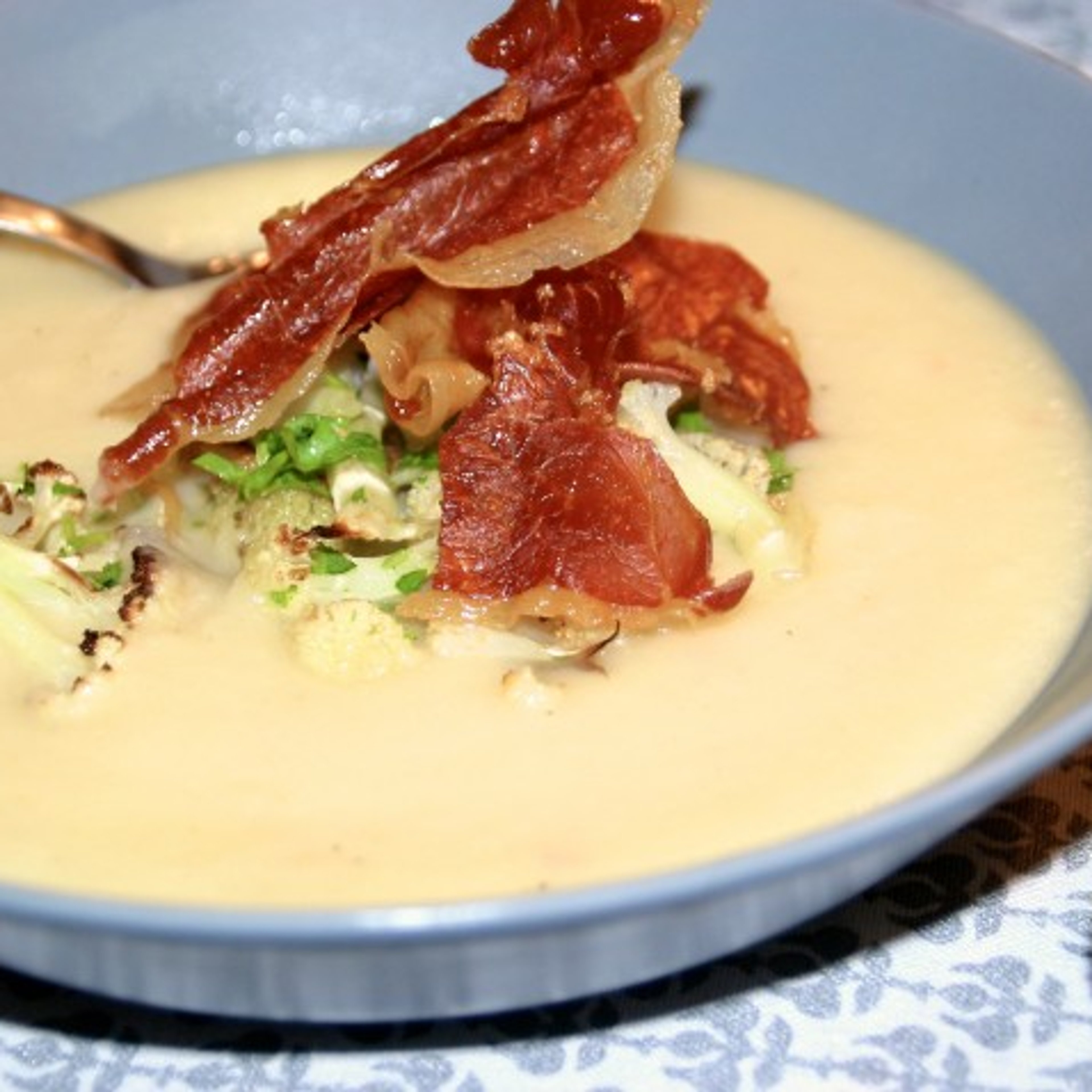 Jordskokkesuppe med ristede blomkålsbuketter og sprød skinke