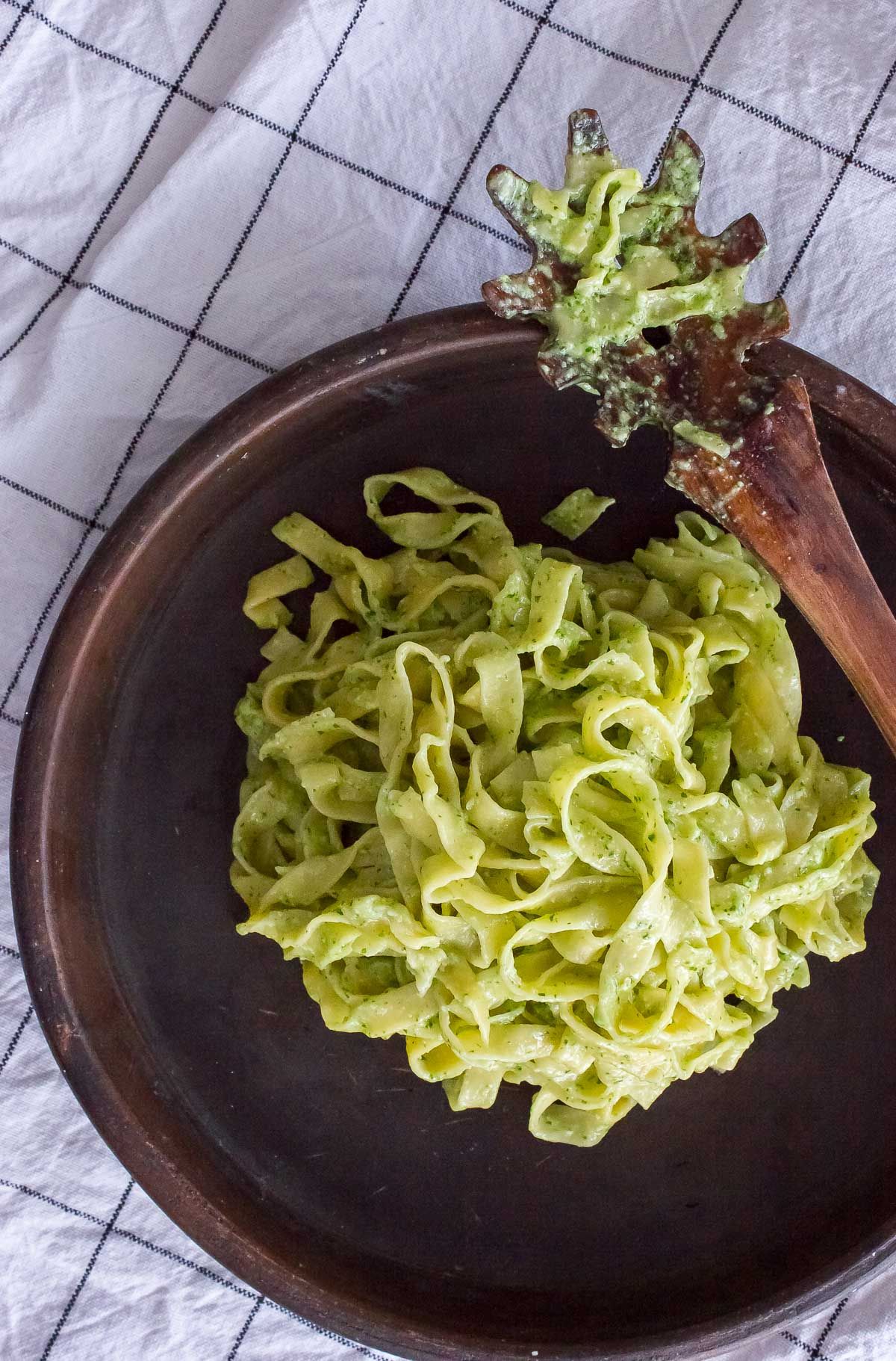 Hjemmelavet kikærtepasta med pesto