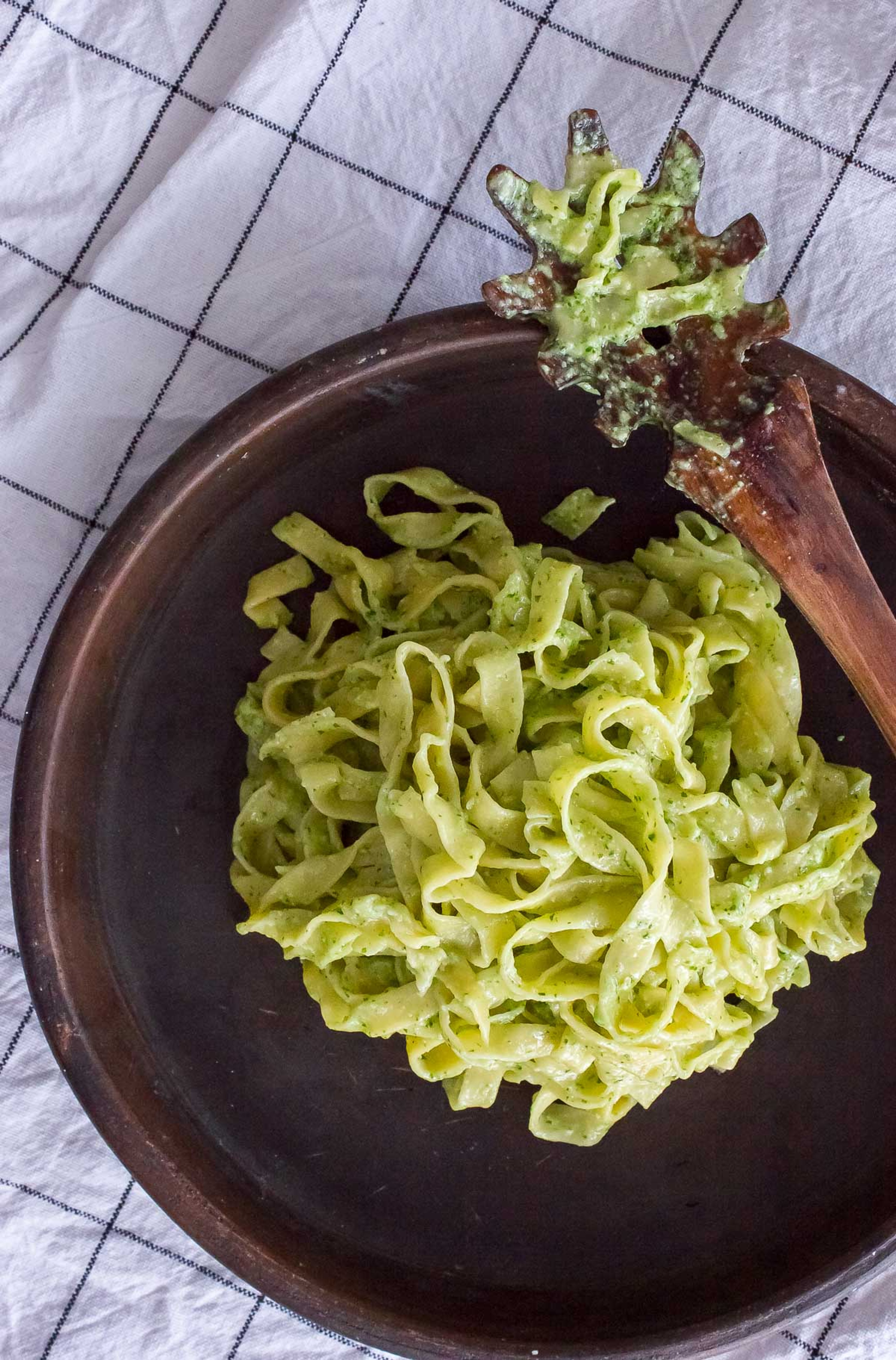 Hjemmelavet kikærtepasta med pesto