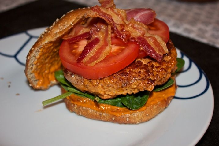 BLT Lakseburger med chipotle-aioli