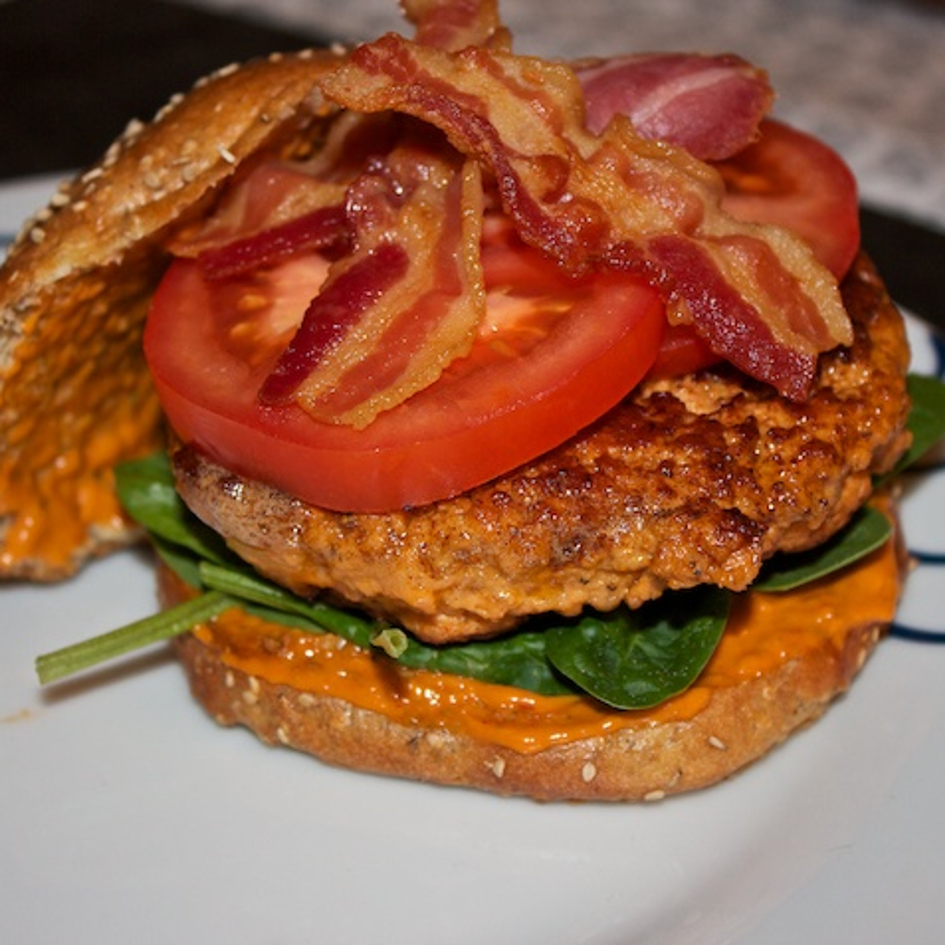 BLT Lakseburger med chipotle-aioli