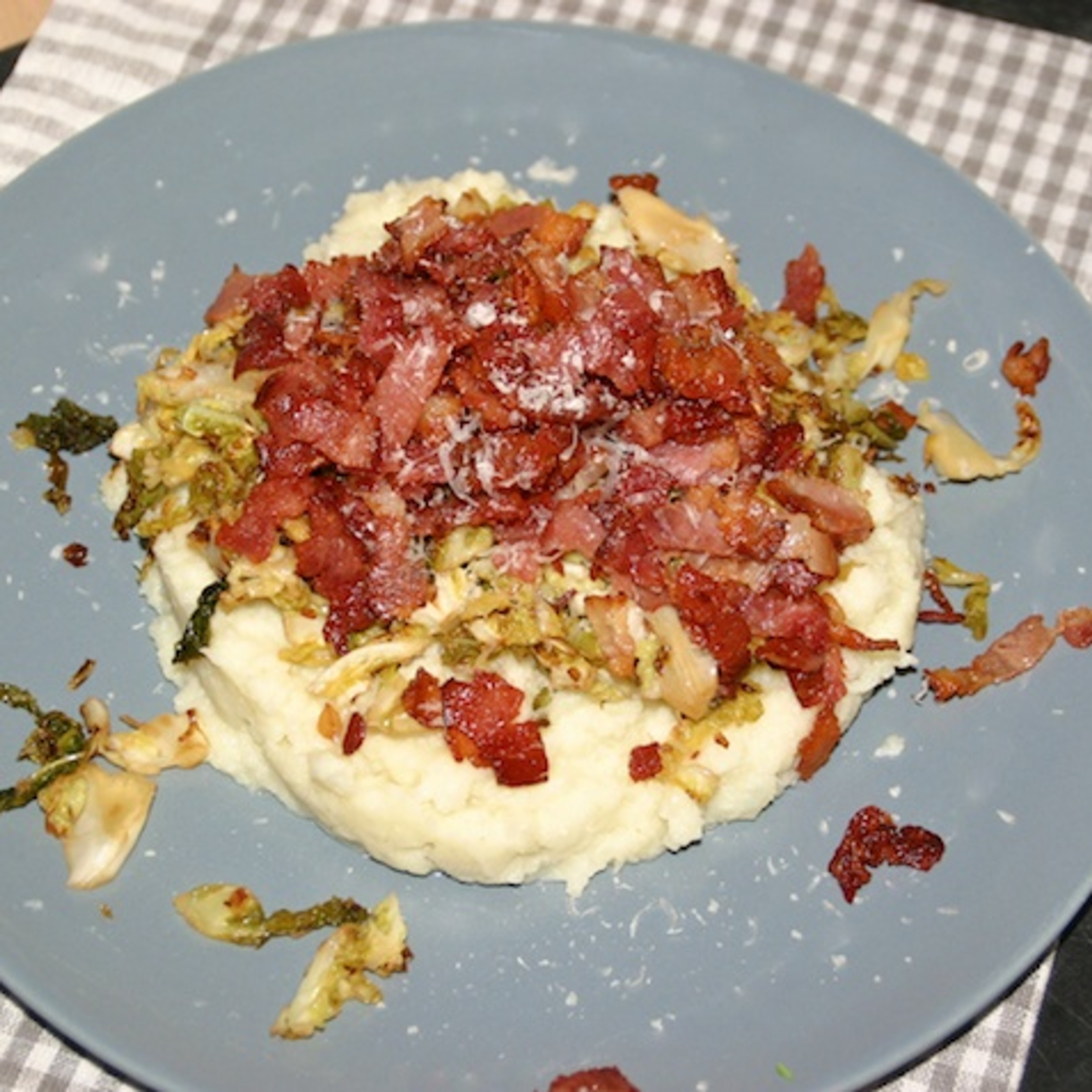 Blomkåls- og parmesanmos med savoykål og bacon