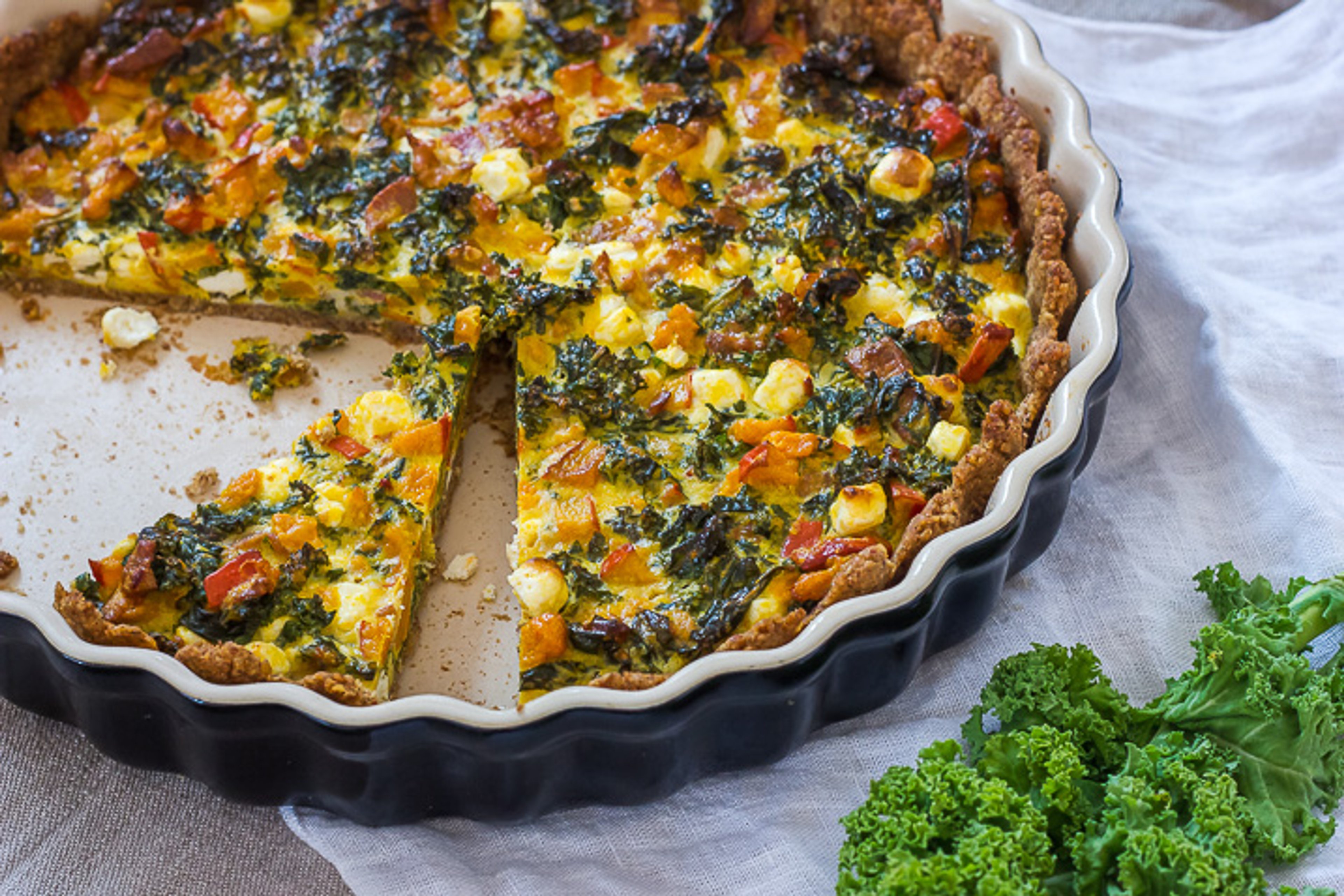 Tærte med græskar, grønkål, bacon, chili og feta