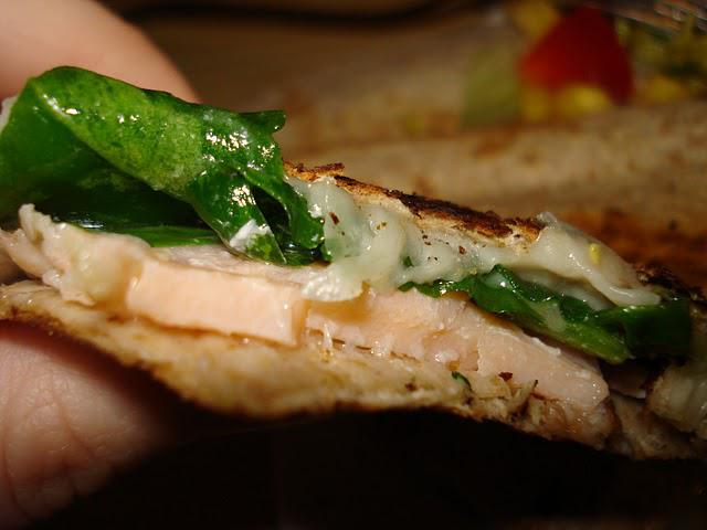 Quesadillas med laks, spinat og grov guacamole med jalapeños