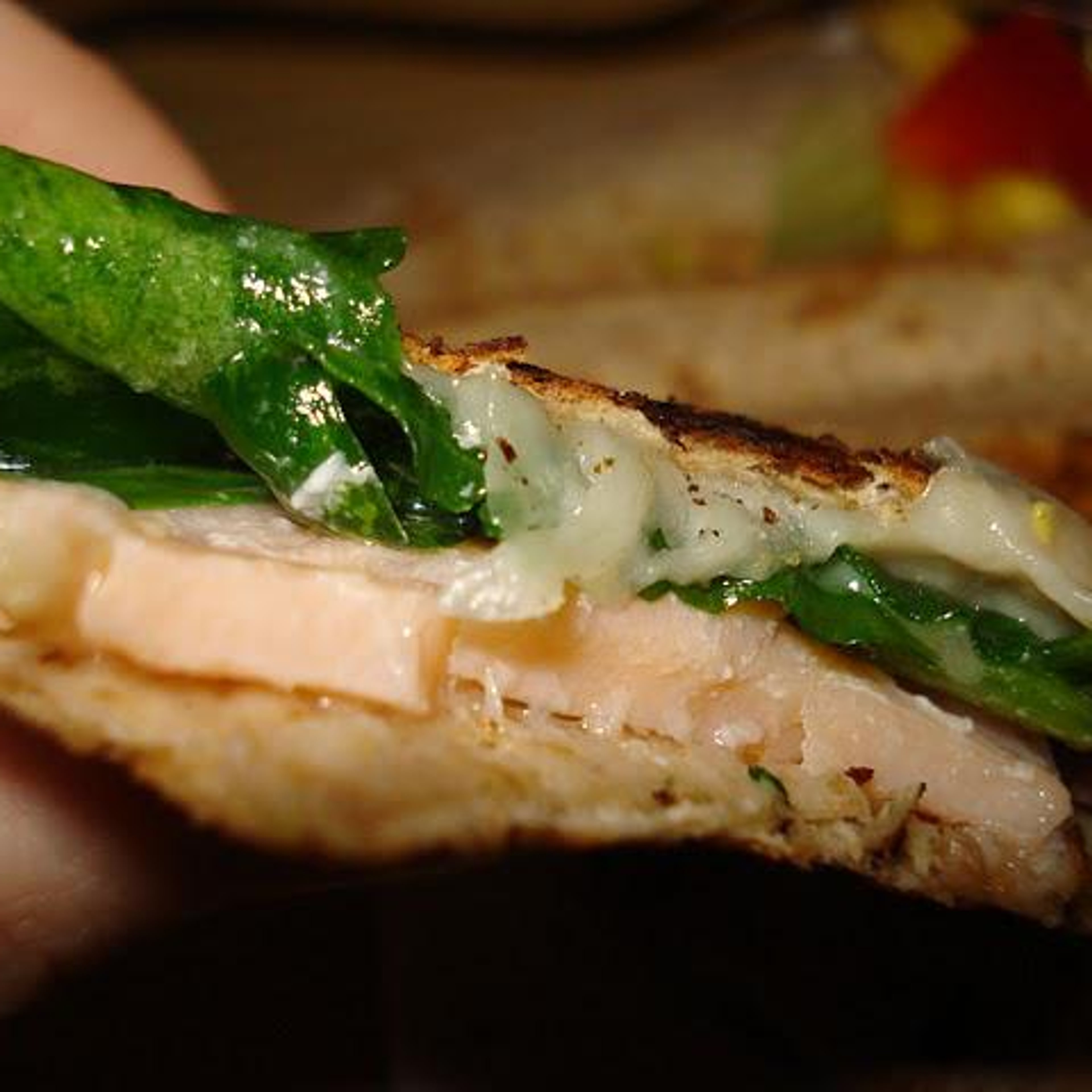 Quesadillas med laks, spinat og grov guacamole med jalapeños