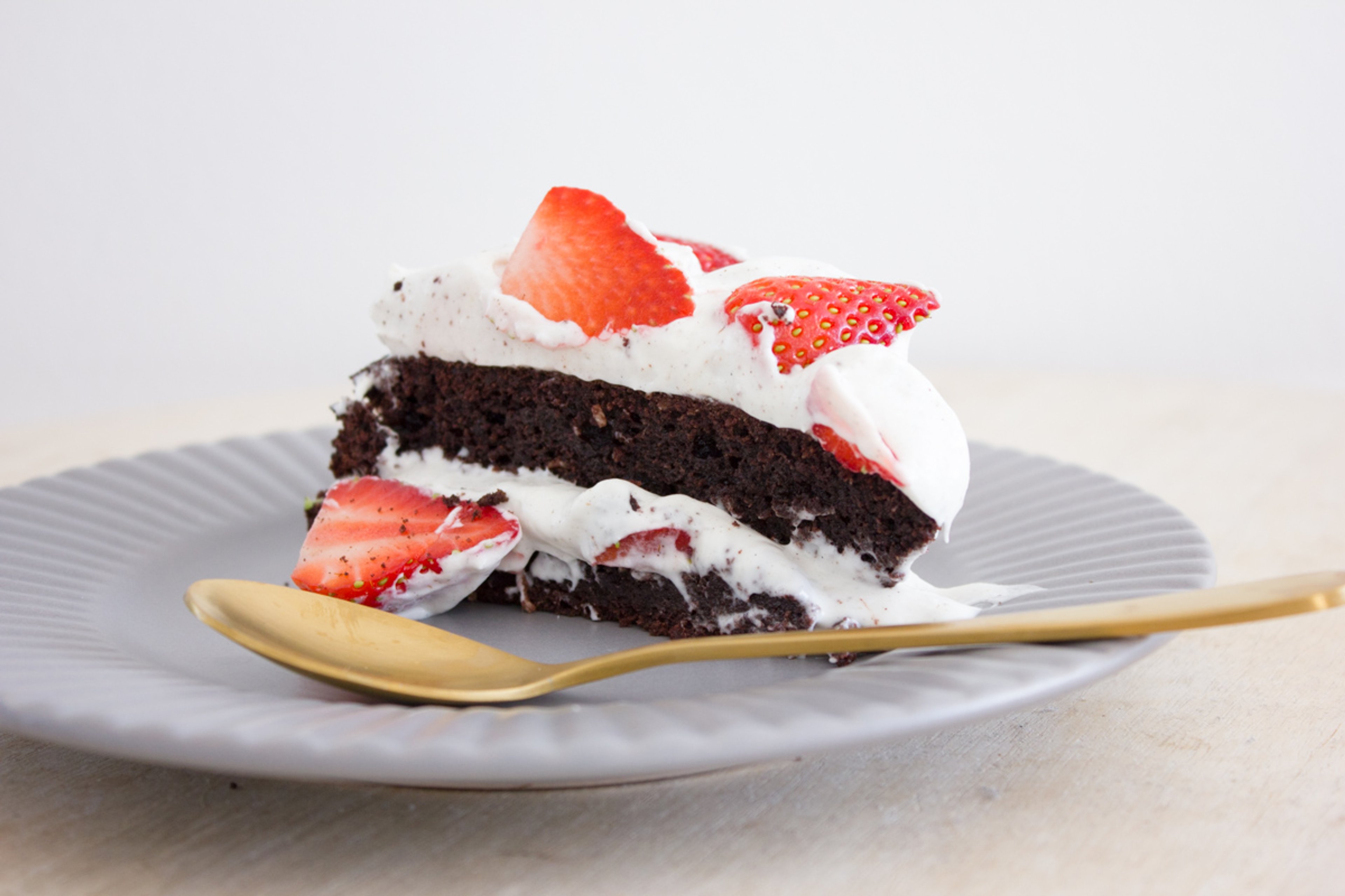 Hip hip hurra for bloggen: Kakaolagkage med kokoscreme og jordbær