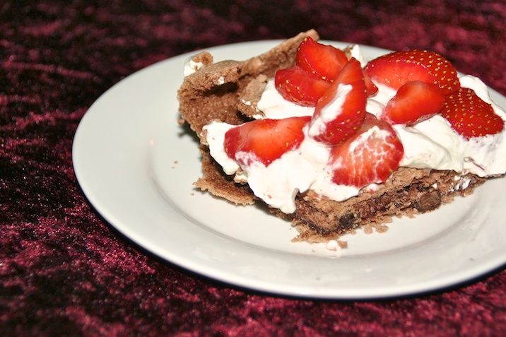 Chokoladepavlova med vaniljeflødeskum og jordbær