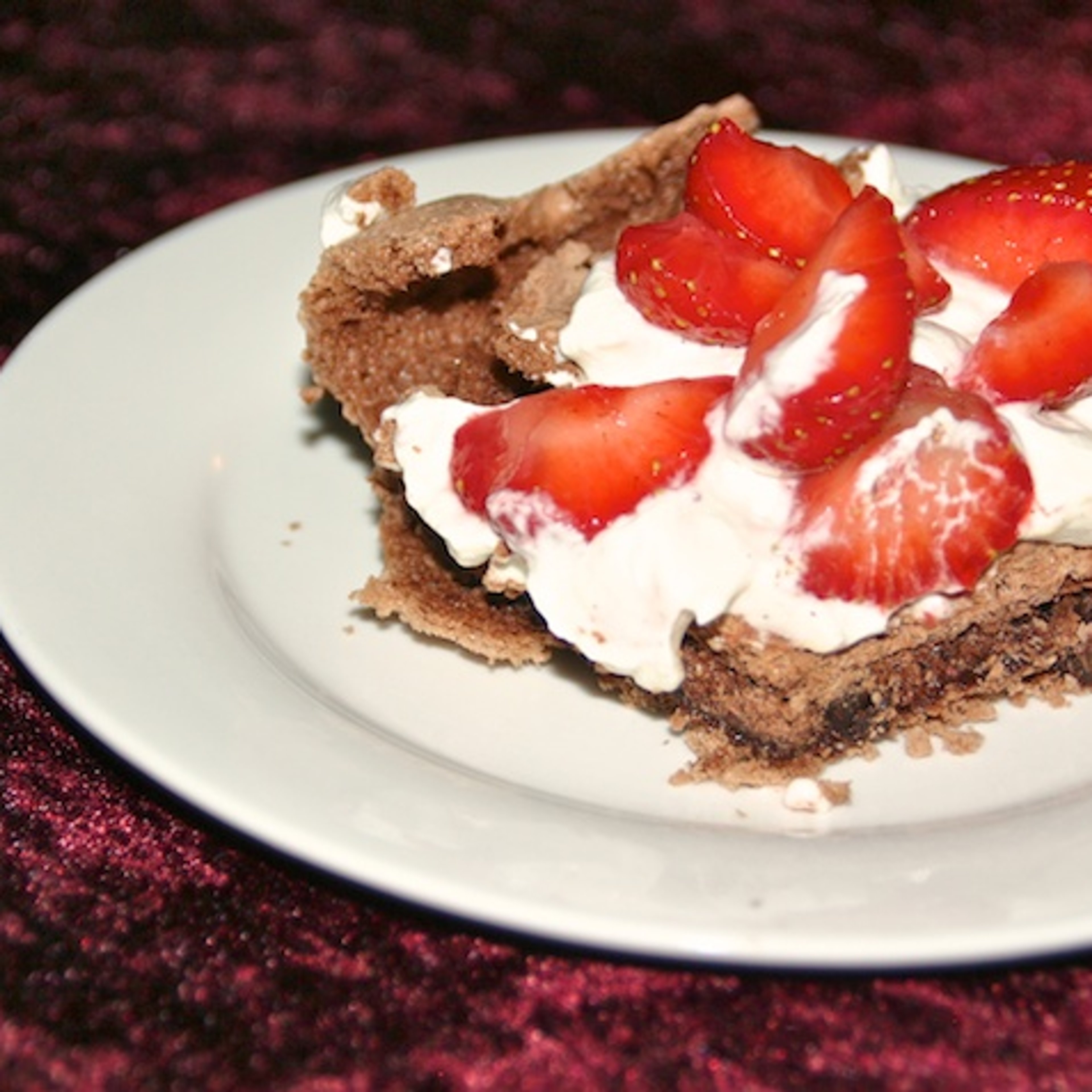 Chokoladepavlova med vaniljeflødeskum og jordbær