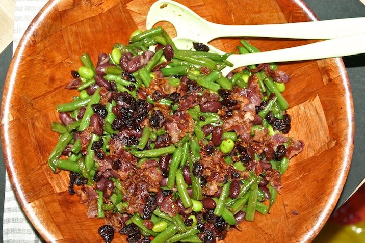 Trippel-bønnesalat med bacon og tranebær - færdig salat