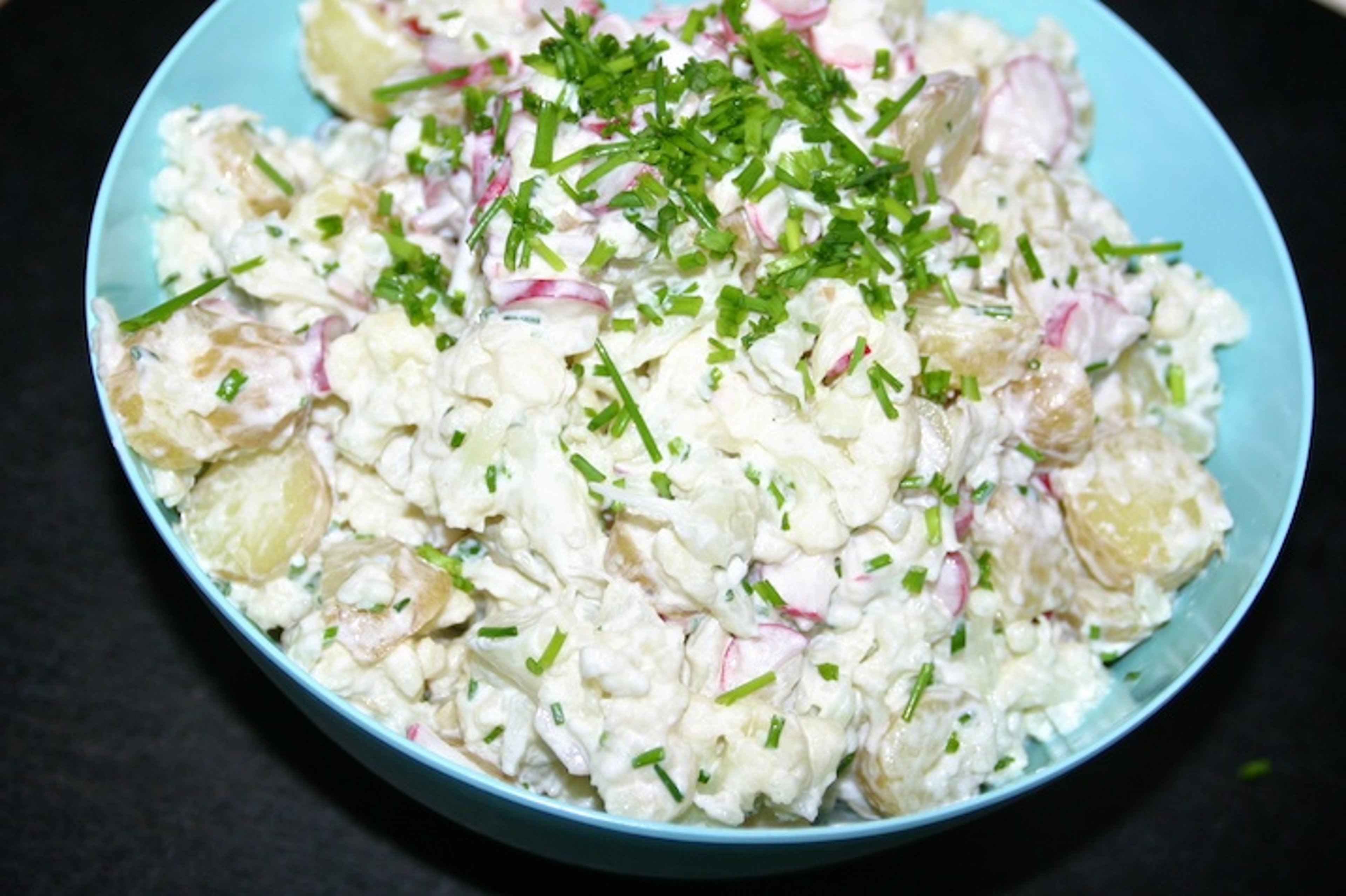 Kartoffelsalat med blomkål og radiser