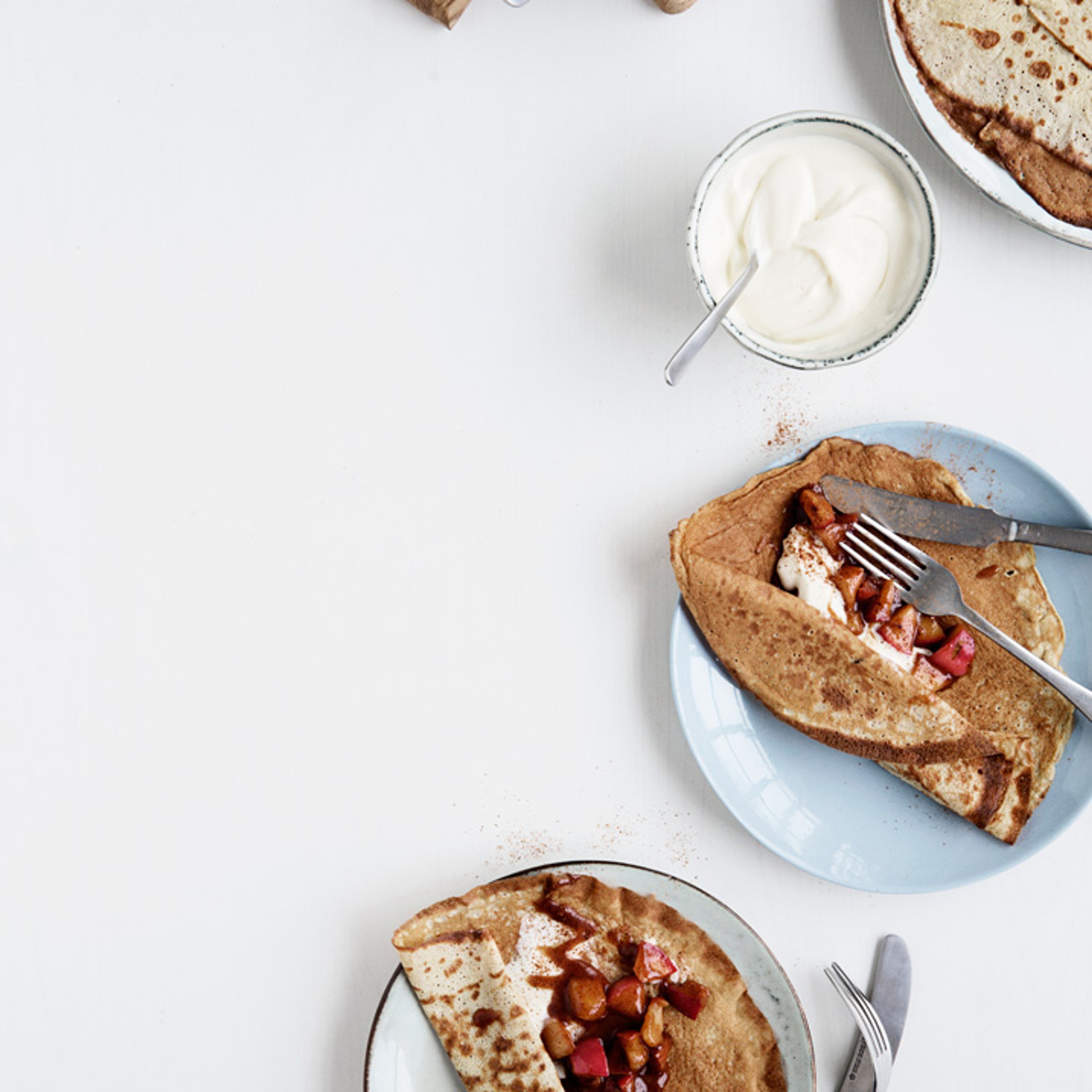 Pandekager med kanelstegte æbler og fuldfed creme fraiche