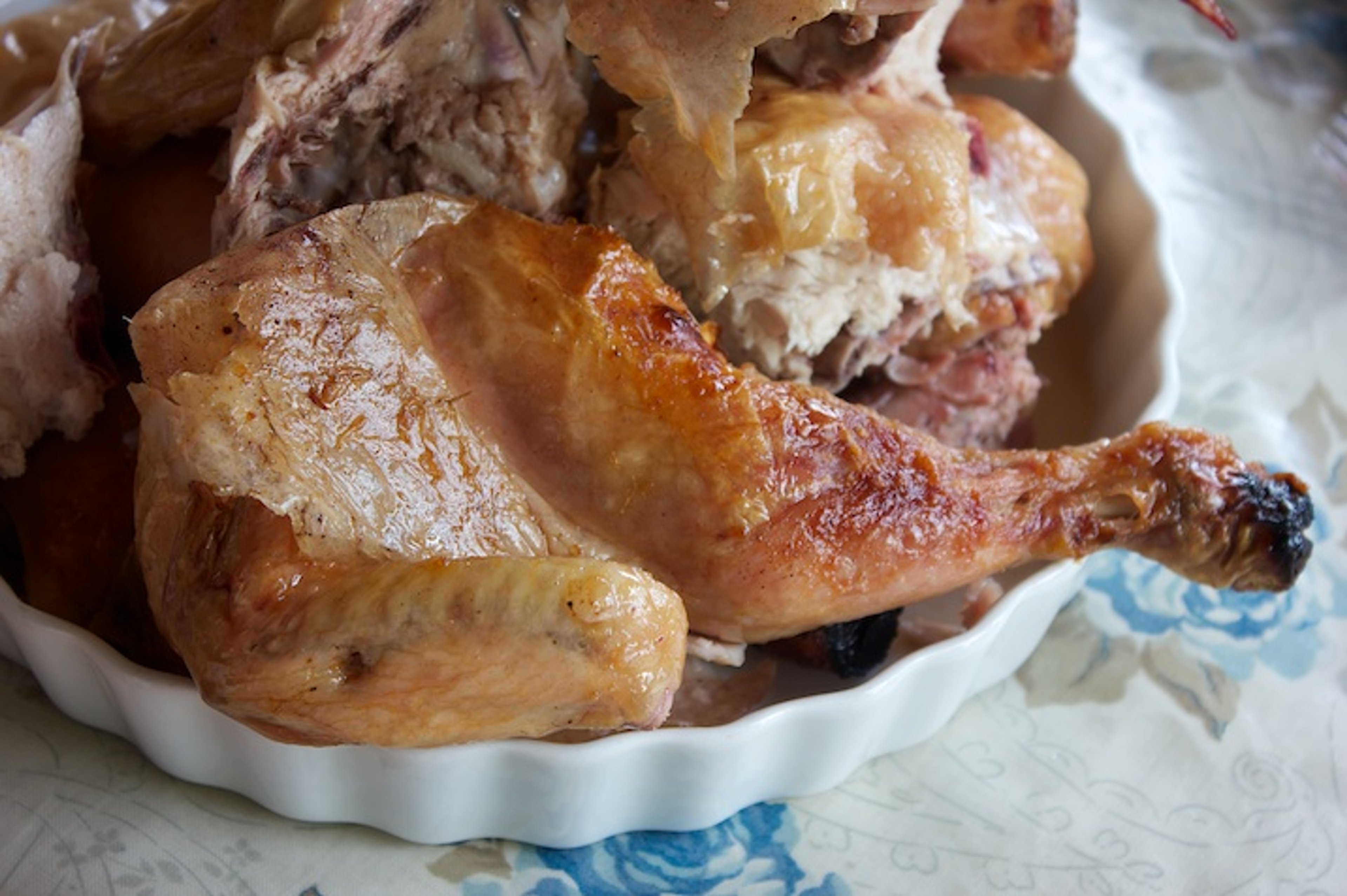 Ciderkylling, jordbærsalat med spinat og feta, samt nye kartofler og hvidløgssmør