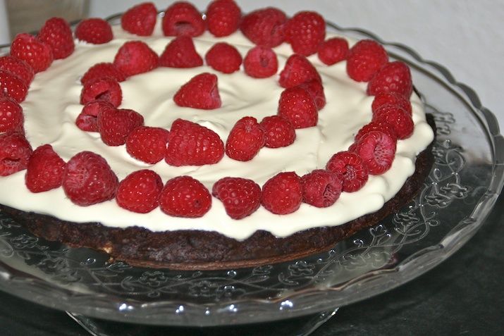 Chokoladekage med mandler, creme og friske hindbær