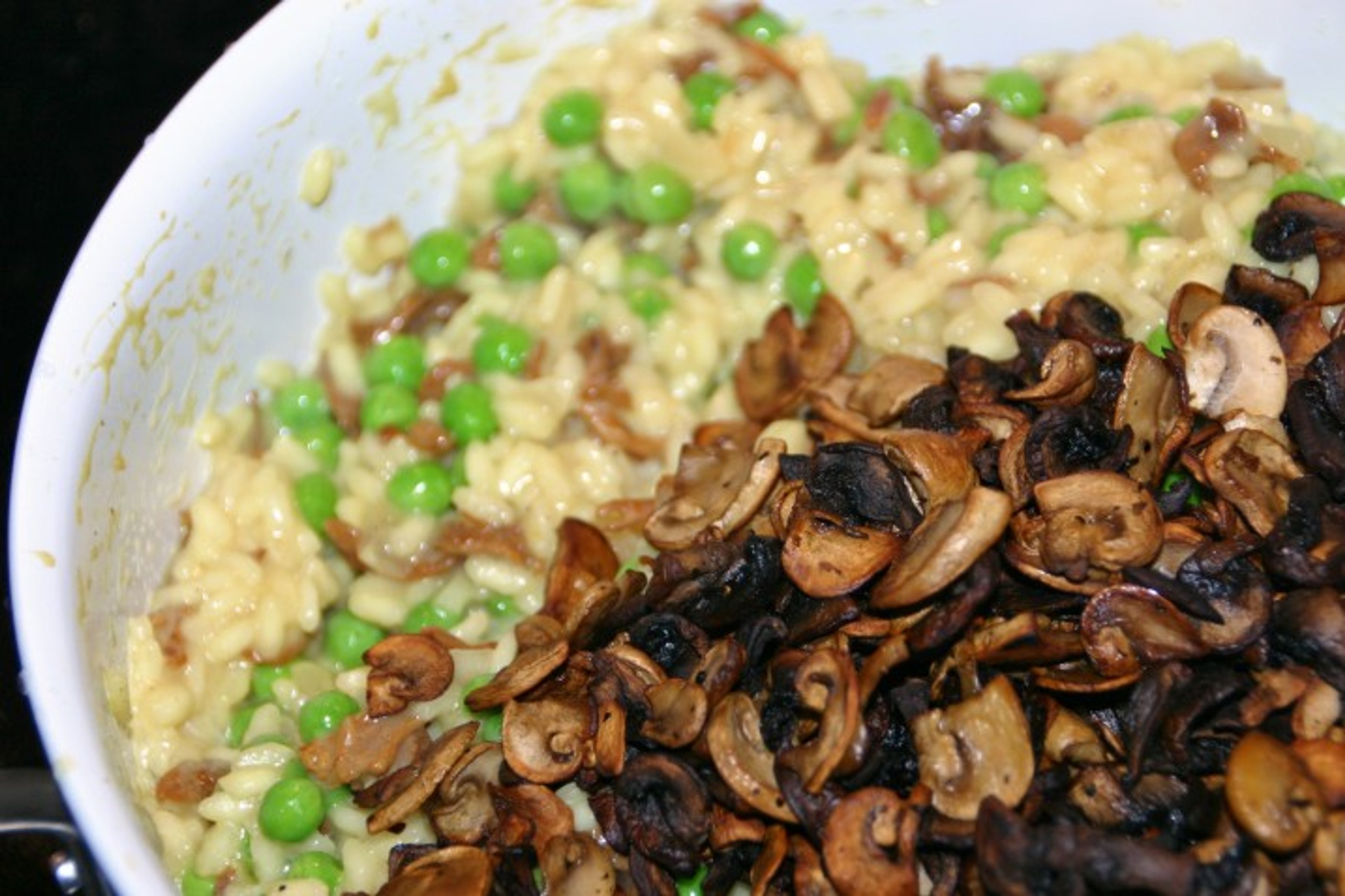 Svamperisotto med ærter og serranoskinke