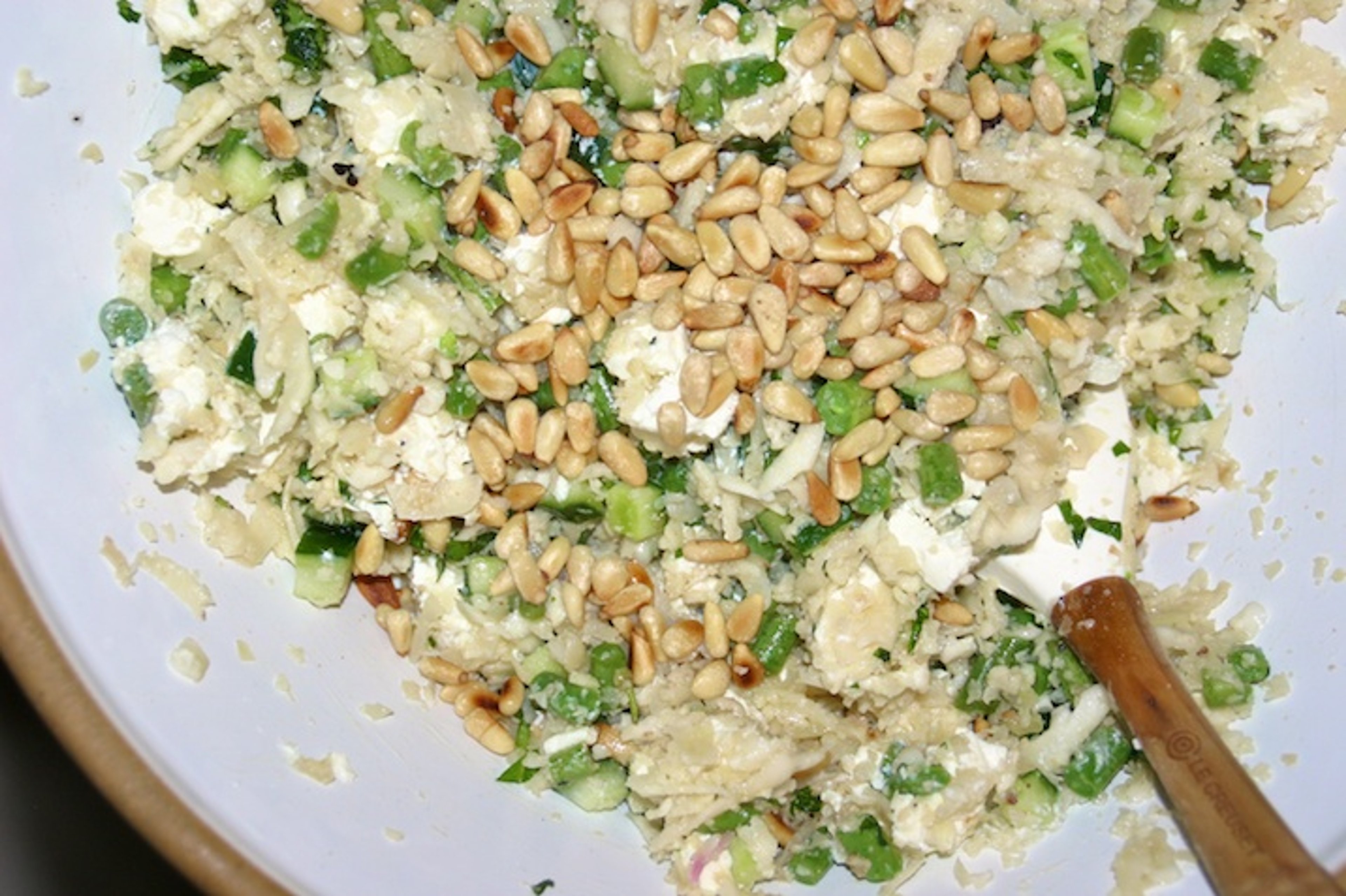 Blomkålsris med grønne bønner, agurk, feta, basilikum, lime og pinjekerner